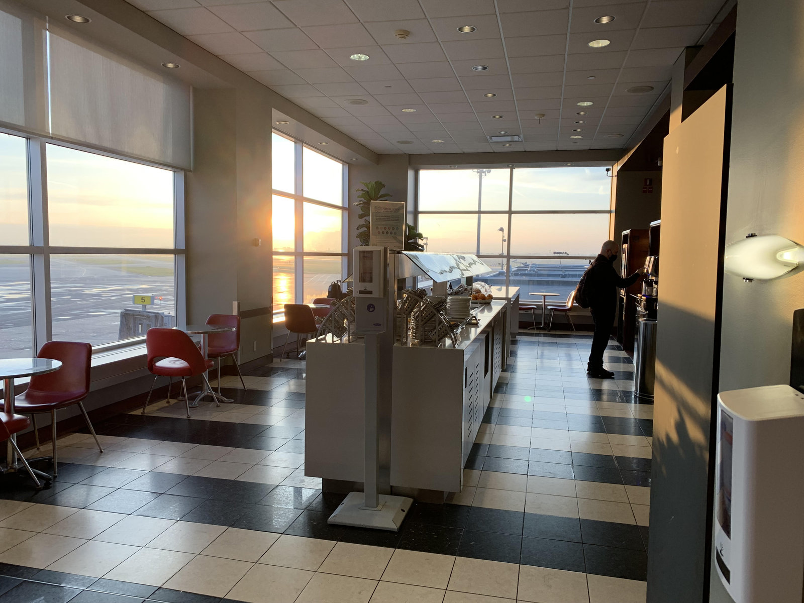 Avis : Salon Feuille d’Érable d’Air Canada – Domestique – Montréal Trudeau - Salon Domestique Yul Feuille D Érable Buffet