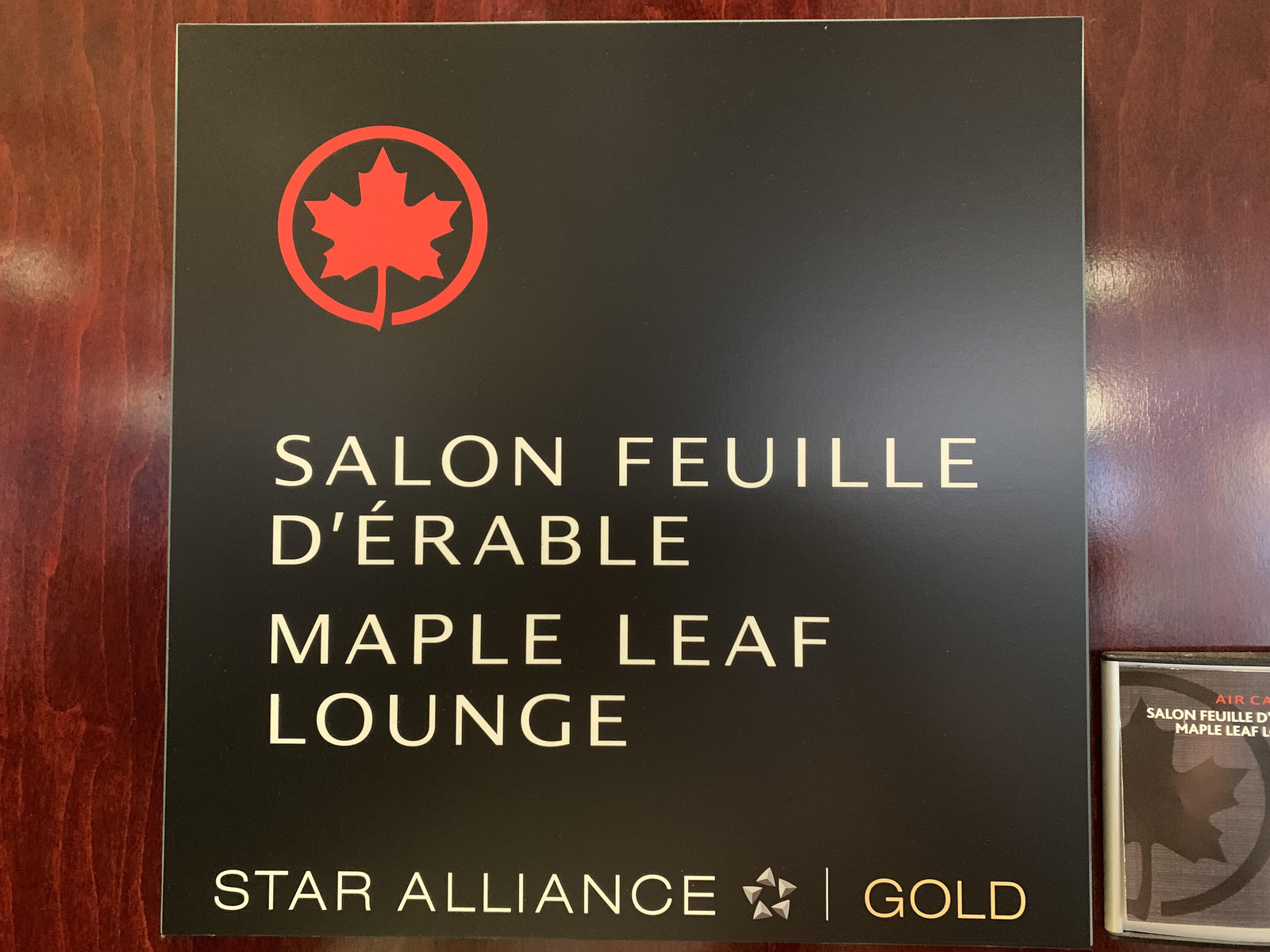 Avis : Salon Feuille d’Érable d’Air Canada – Domestique – Montréal Trudeau - Salon Feuille Érable Yul Panneau