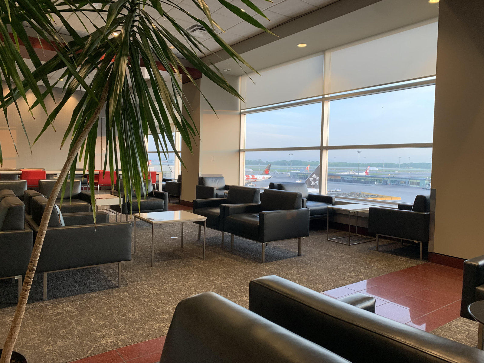 Avis : Salon Feuille d’Érable d’Air Canada – Domestique – Montréal Trudeau - Yul Domestique Salon Feuille Érable Vue