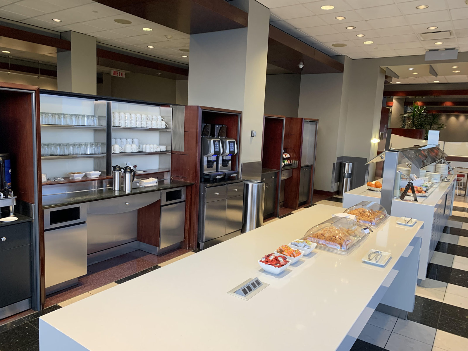 Avis : Salon Feuille d’Érable d’Air Canada – Domestique – Montréal Trudeau - Yul Salon Feuille Érable Buffet