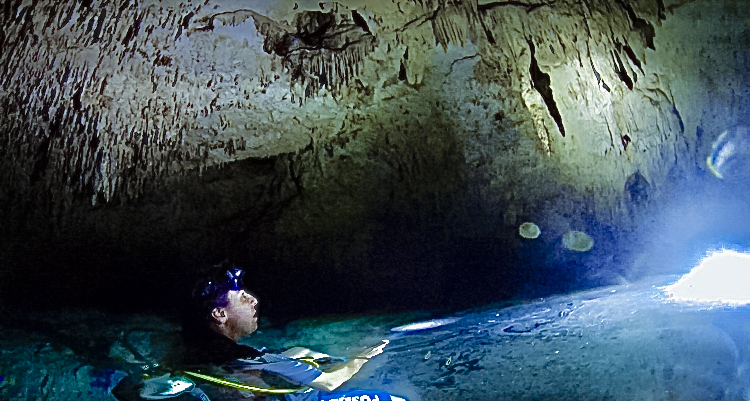 Cenote - plongée sous marine au Mexique