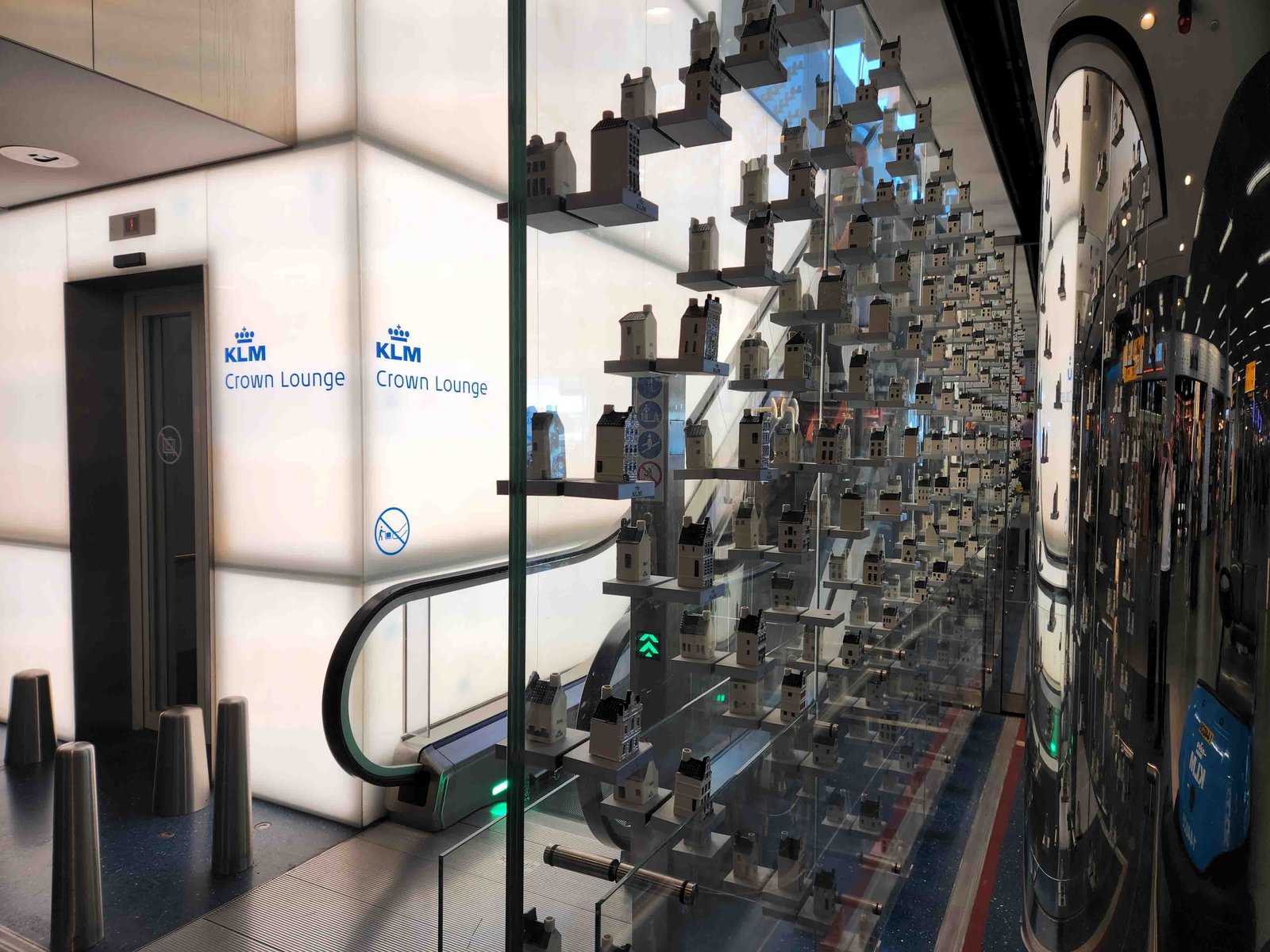 Review: KLM Amsterdam Non-Schengen Crown Lounge - Entrance -1-
