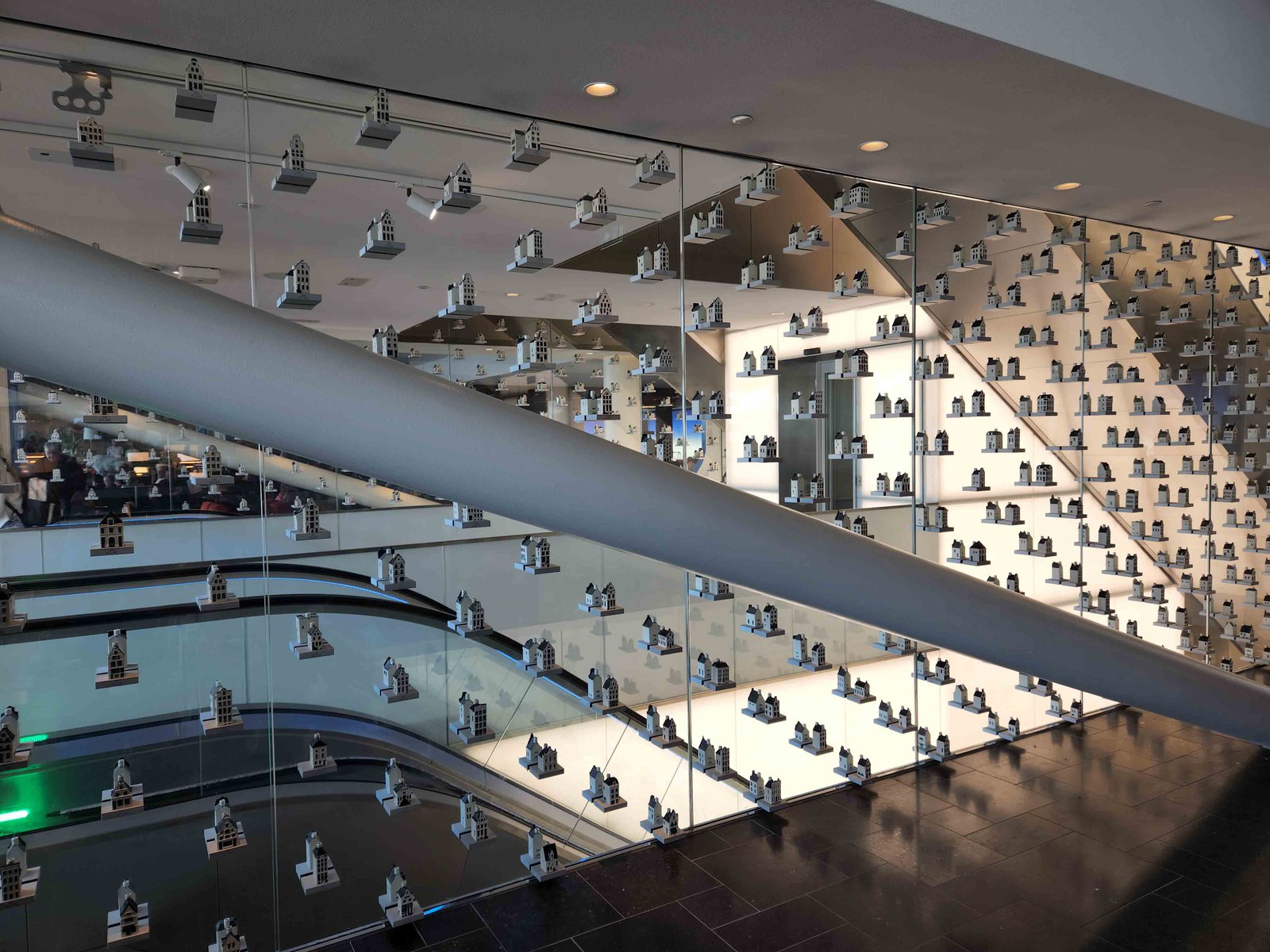 Review: KLM Amsterdam Non-Schengen Crown Lounge - Klm Amsterdam Lounge Entrance 11