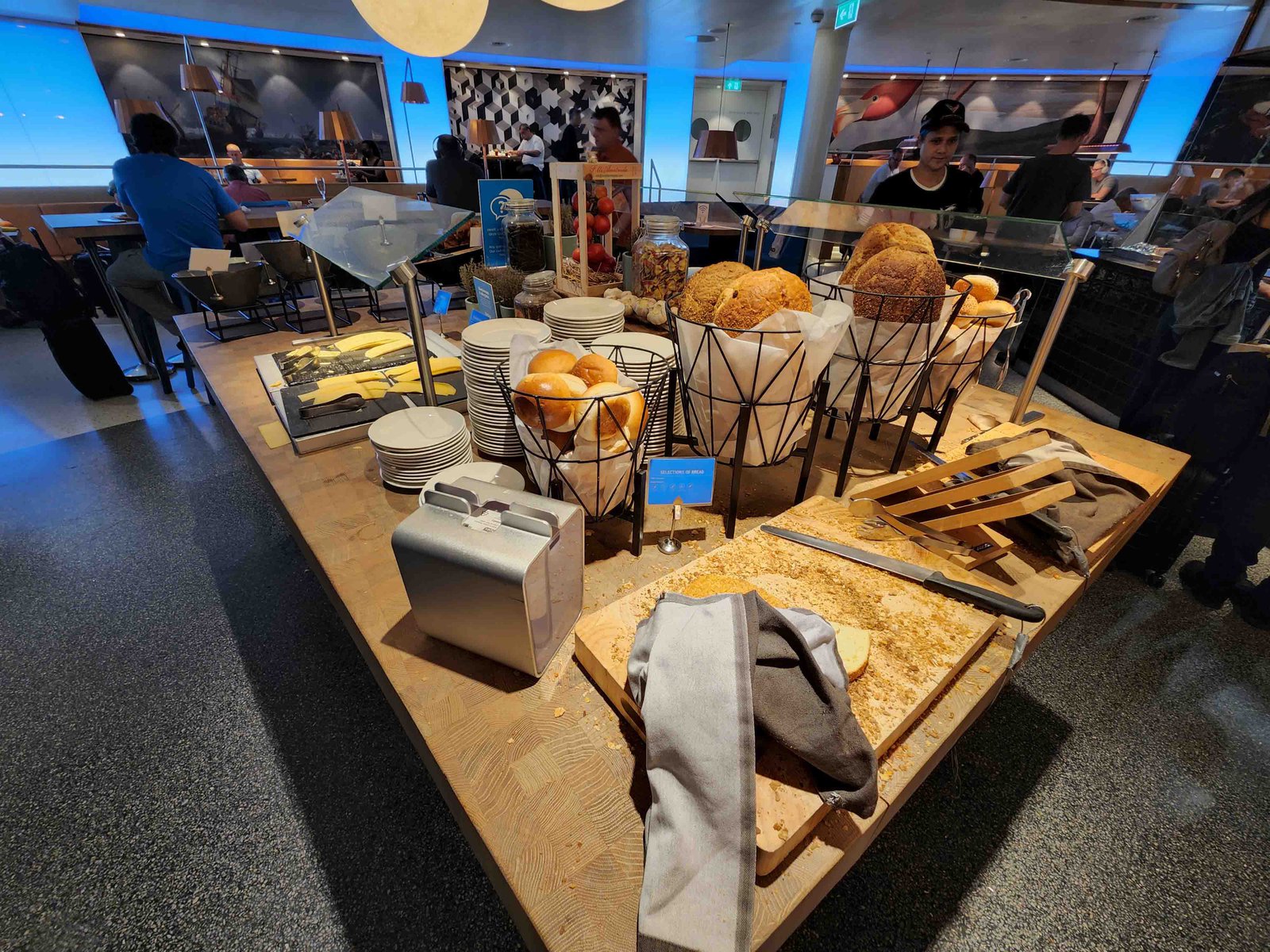 Review: KLM Amsterdam Non-Schengen Crown Lounge - Food -3-