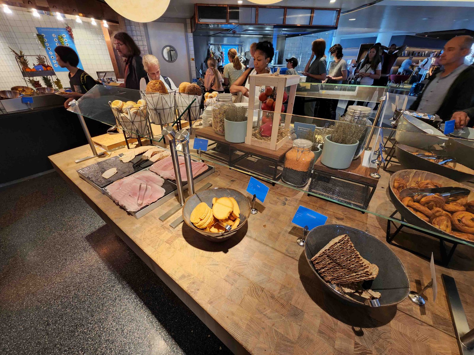 Review: KLM Amsterdam Non-Schengen Crown Lounge - Food -5-