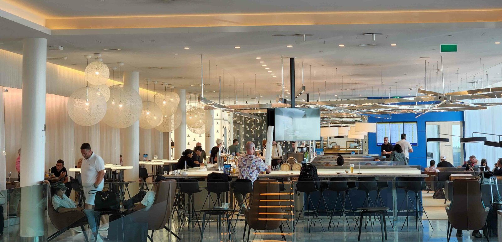 Review: KLM Amsterdam Non-Schengen Crown Lounge - Main Bar