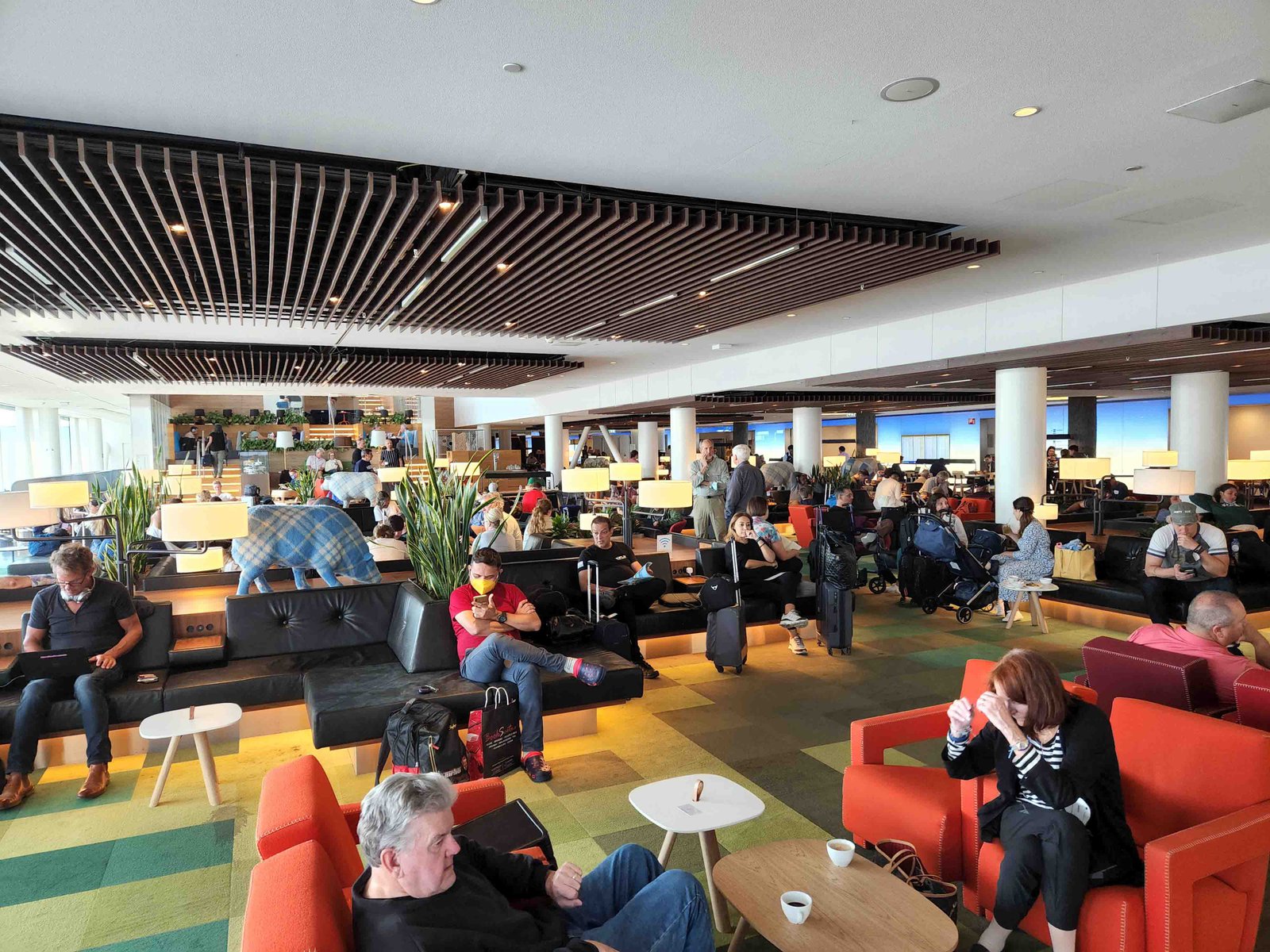 Review: KLM Amsterdam Non-Schengen Crown Lounge - Main Floor -4-