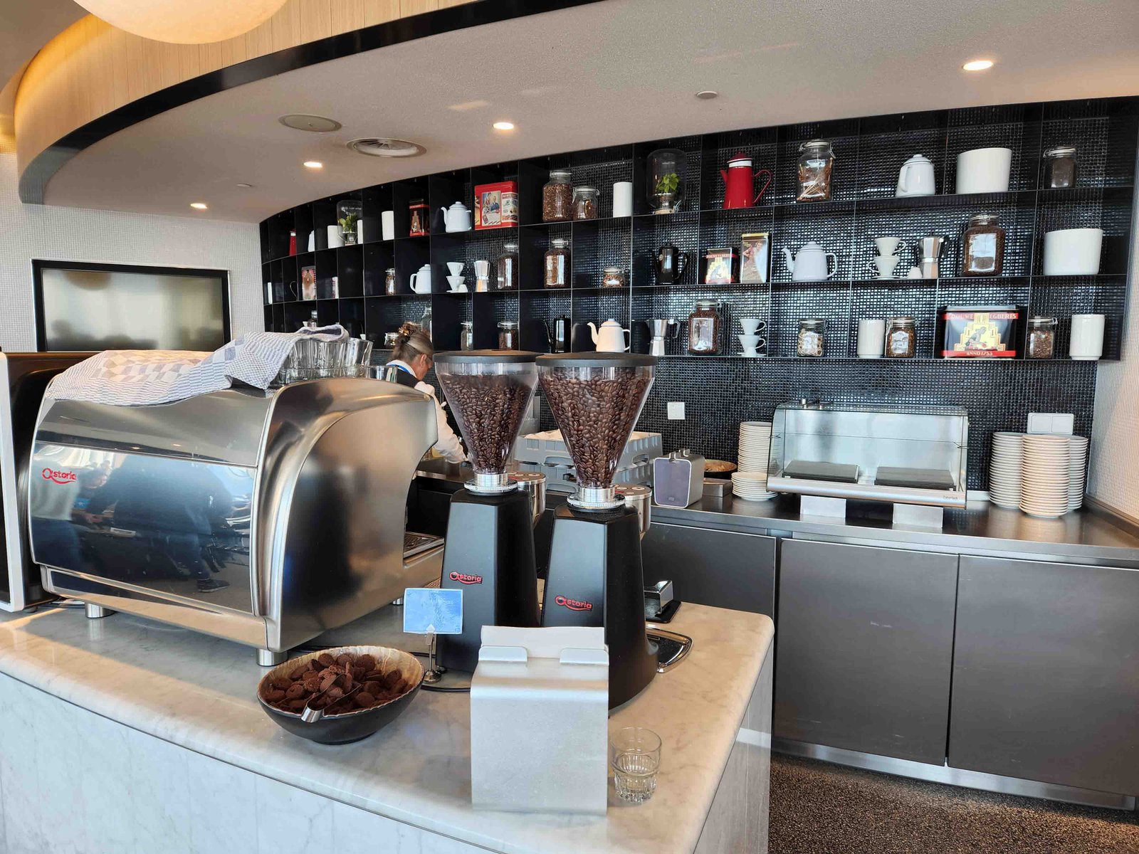 Review: KLM Amsterdam Non-Schengen Crown Lounge - Main Floor Drinks -2-