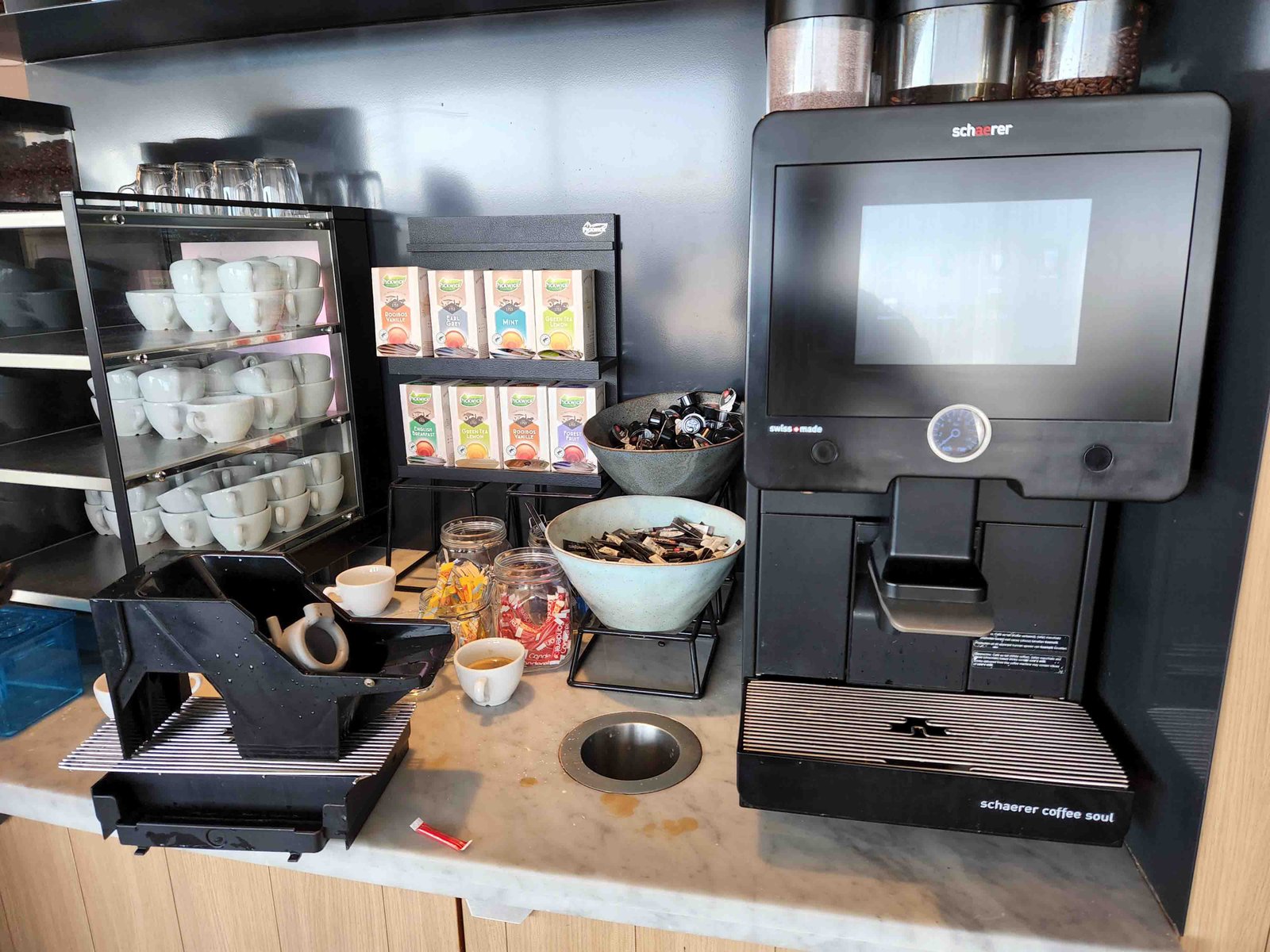 Review: KLM Amsterdam Non-Schengen Crown Lounge - Main Floor Drinks -3-