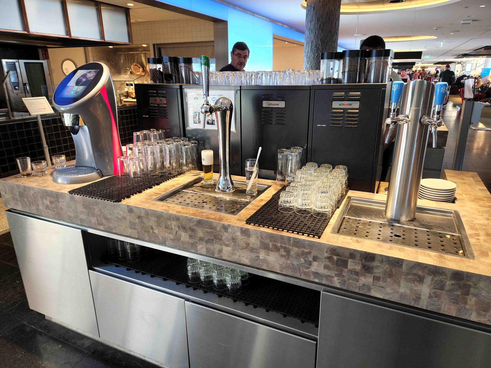 Review: KLM Amsterdam Non-Schengen Crown Lounge - Main Floor Drinks -4-