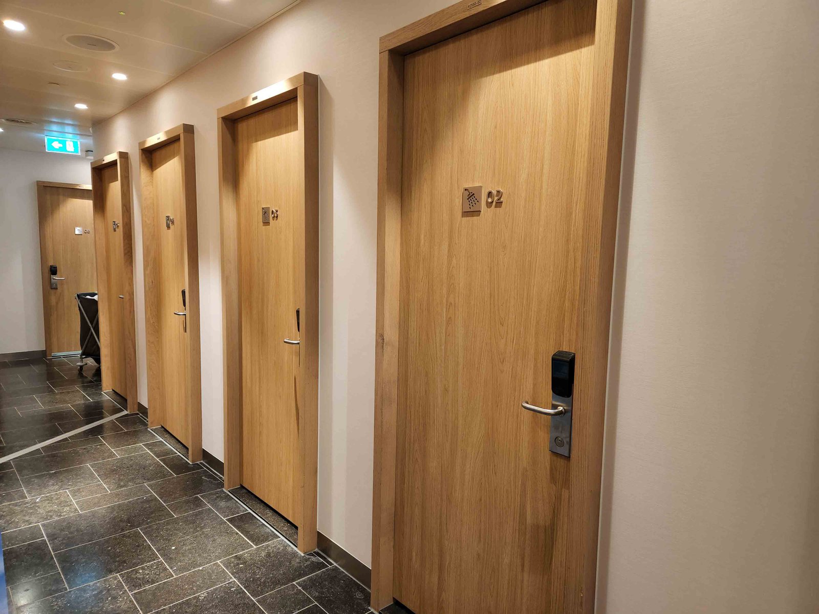 Review: KLM Amsterdam Non-Schengen Crown Lounge - Showers -1-
