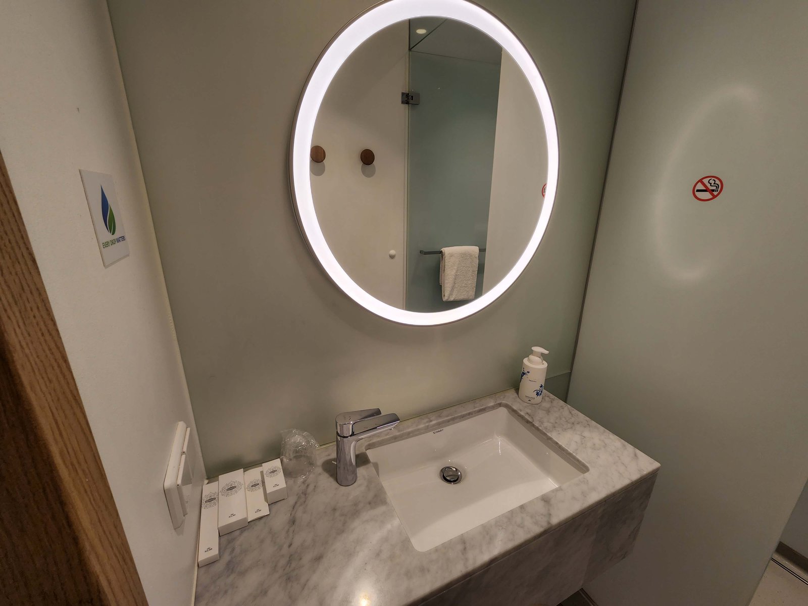 Review: KLM Amsterdam Non-Schengen Crown Lounge - Showers -1b-