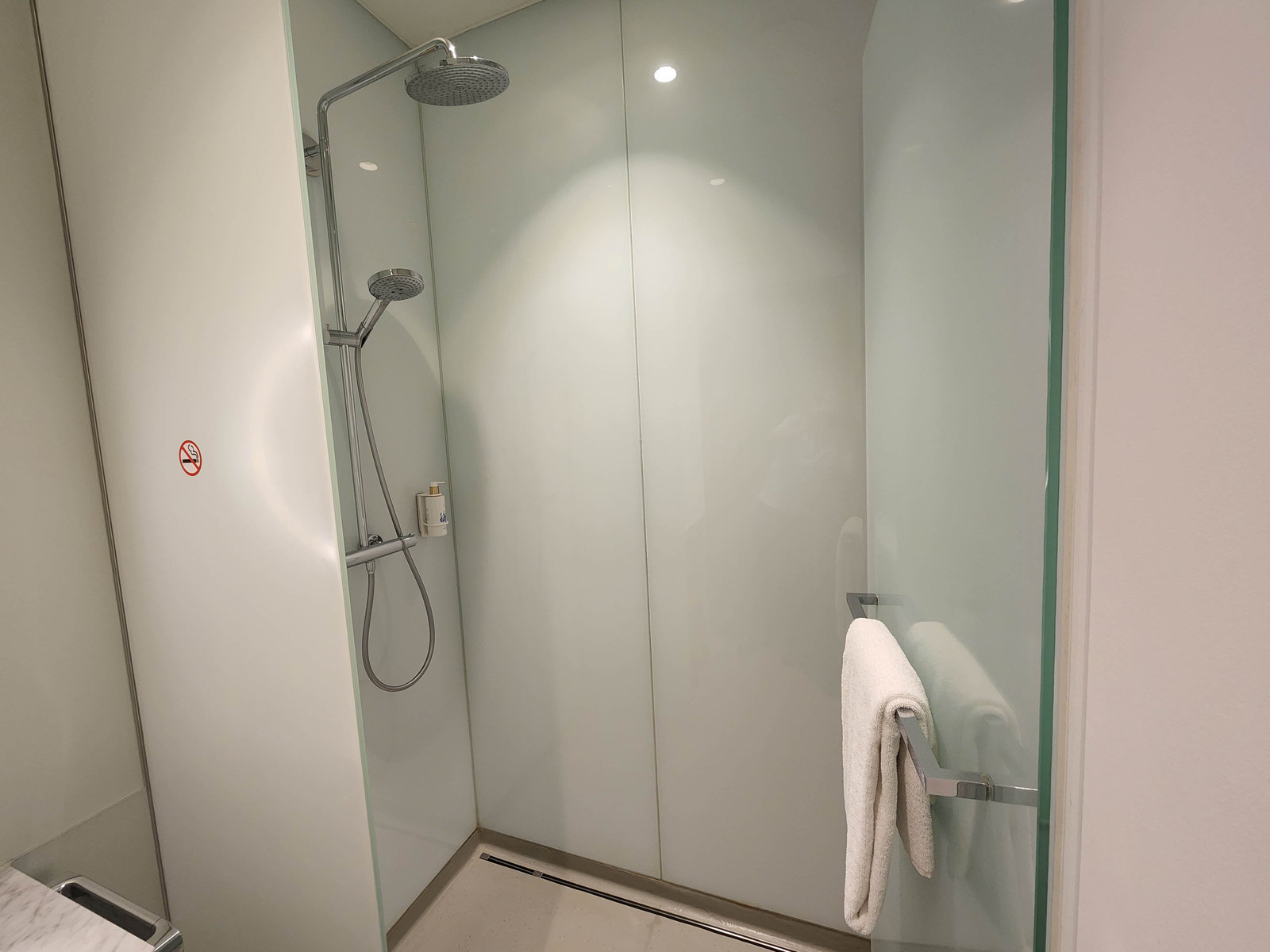 Review: KLM Amsterdam Non-Schengen Crown Lounge - Showers -1c-