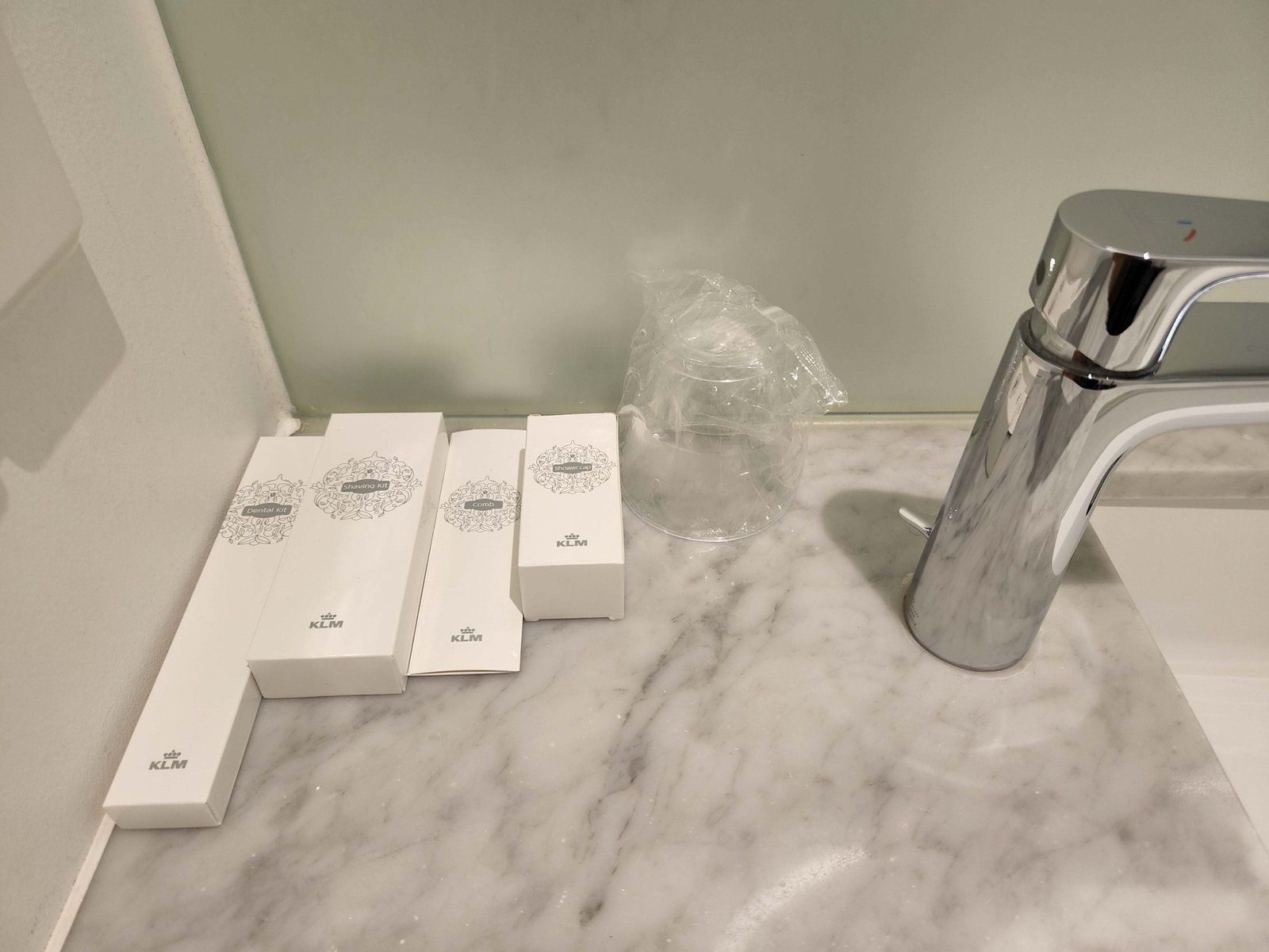 Review: KLM Amsterdam Non-Schengen Crown Lounge - Showers -2-