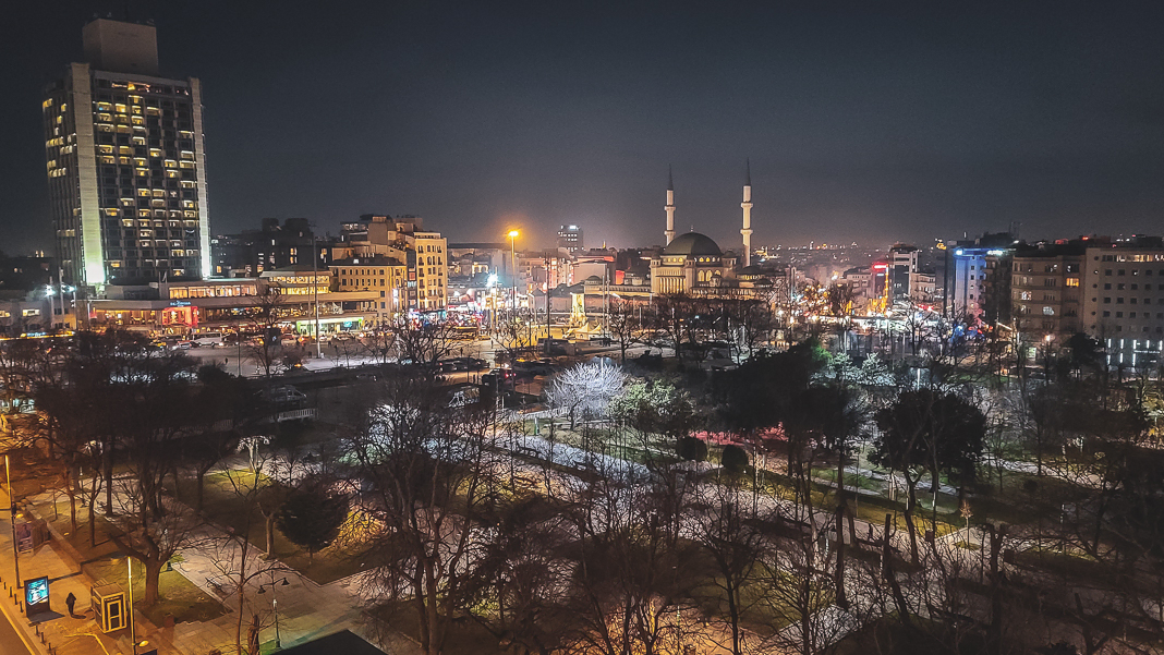 Vu-terrasse-soir-3-Gezi-Hotel-Bosphorus-Istanbul-Design-Hotels