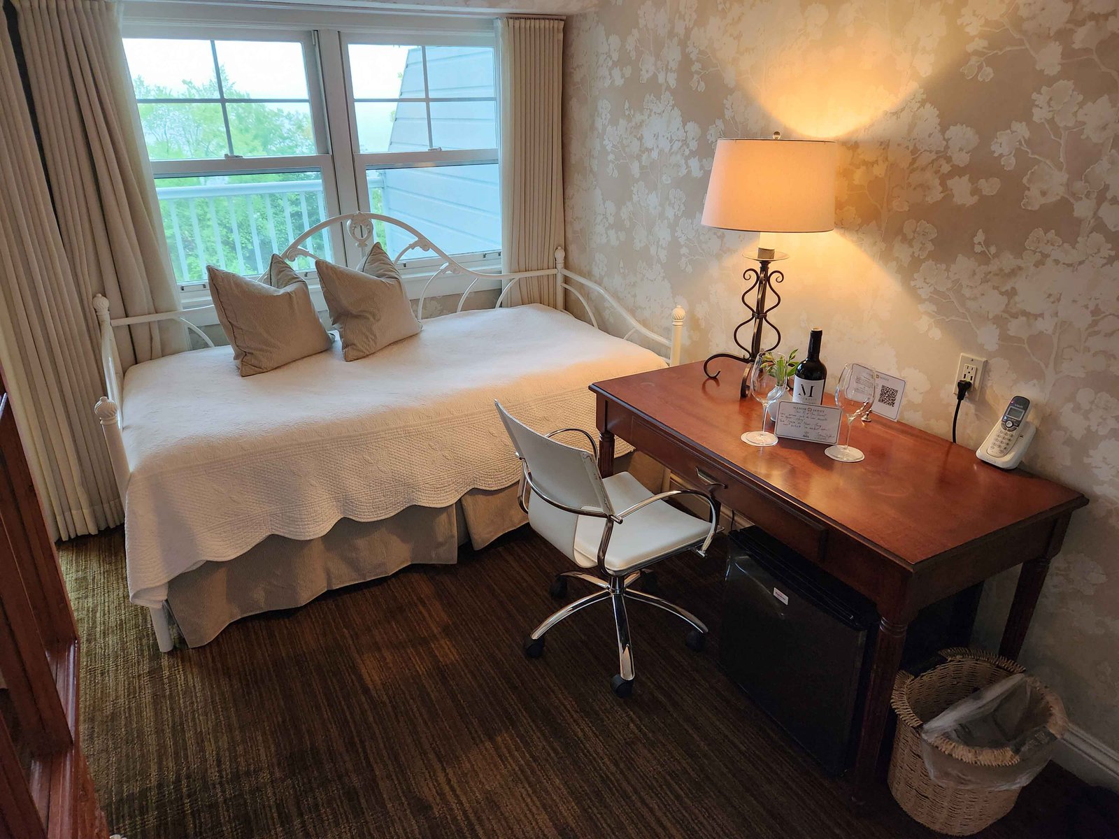Review: Manoir Hovey Eastern Townships, Quebec - Manoir Hovey Room -4-