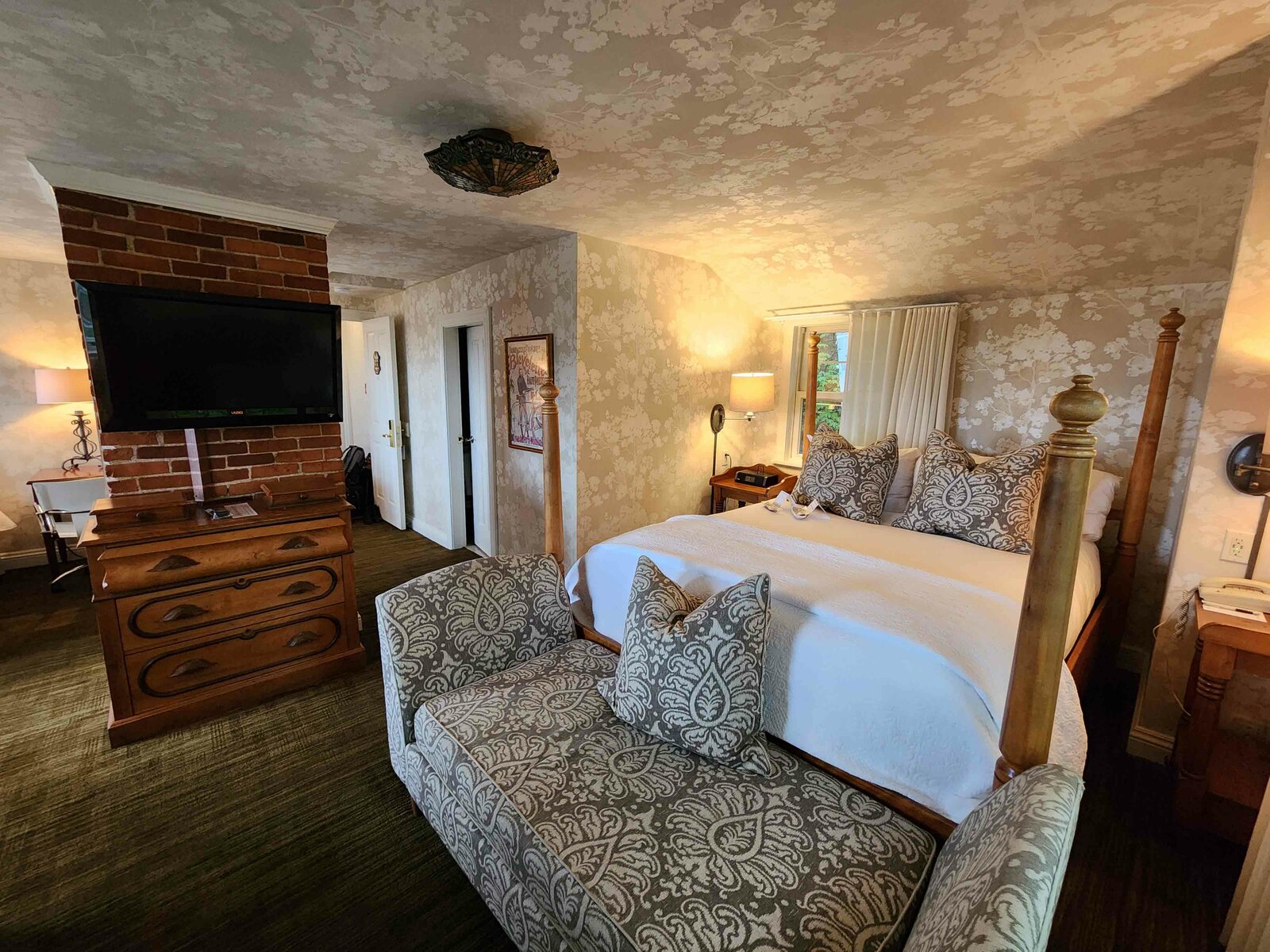 Review: Manoir Hovey Eastern Townships, Quebec - Manoir Hovey Room -6-