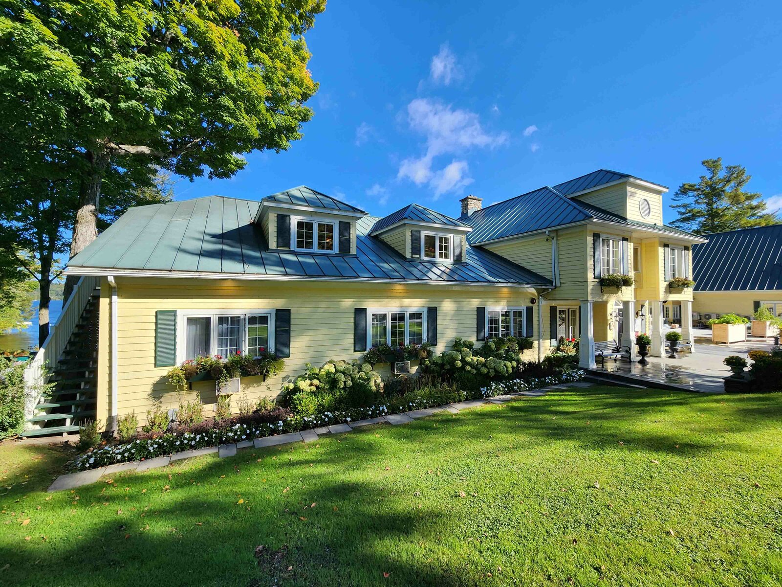 Review: Ripplecove Hotel & Spa Eastern Townships, Quebec - Ripplecove Hotel Exterior -2-