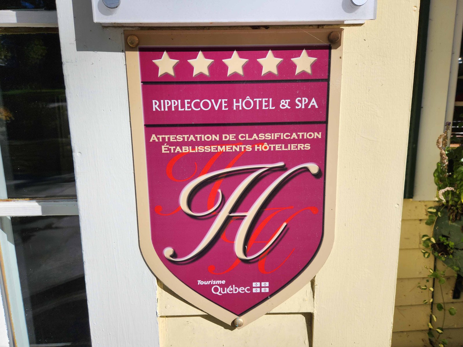 Review: Ripplecove Hotel & Spa Eastern Townships, Quebec - Ripplecove Hotel Exterior -4-