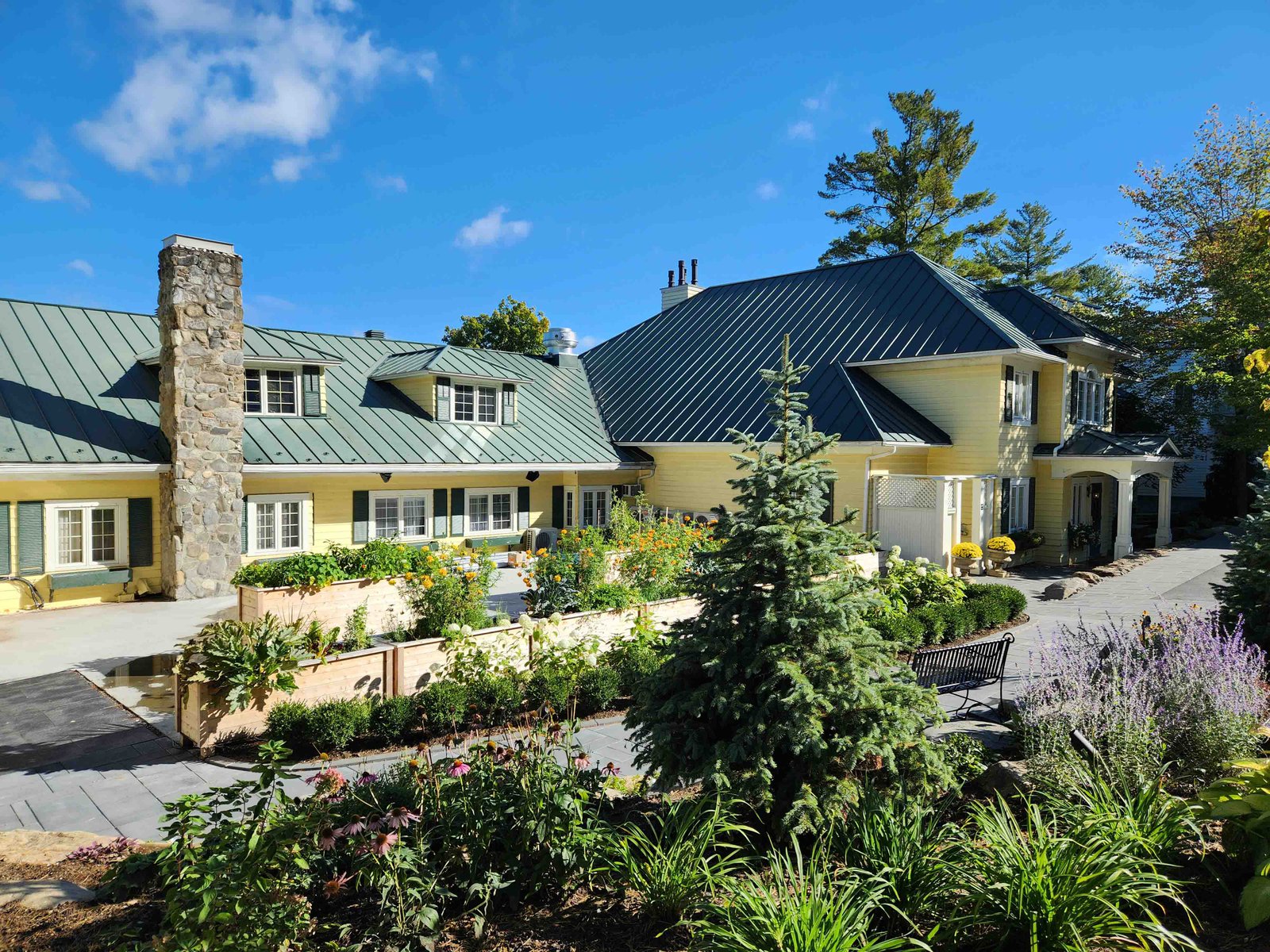Review: Ripplecove Hotel & Spa Eastern Townships, Quebec - Ripplecove Hotel Exterior -5-