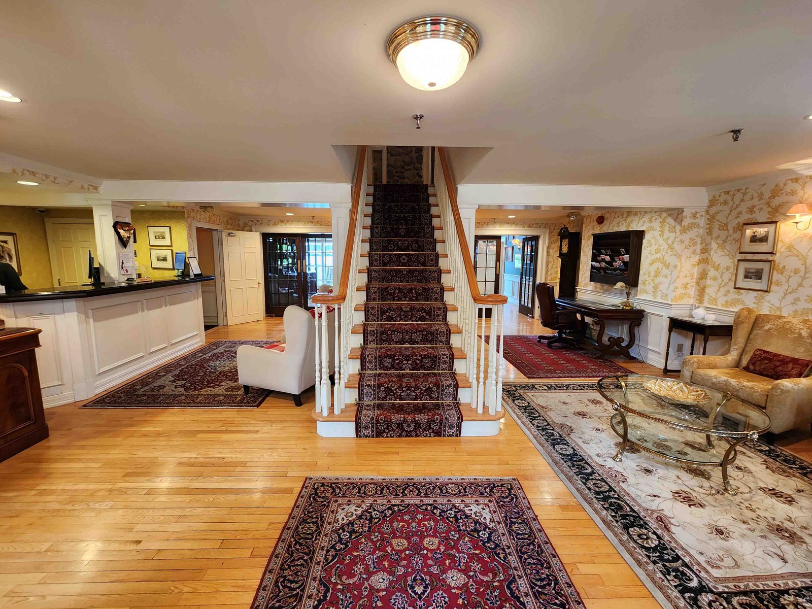 Review: Ripplecove Hotel & Spa Eastern Townships, Quebec - Ripplecove Hotel Reception -1-