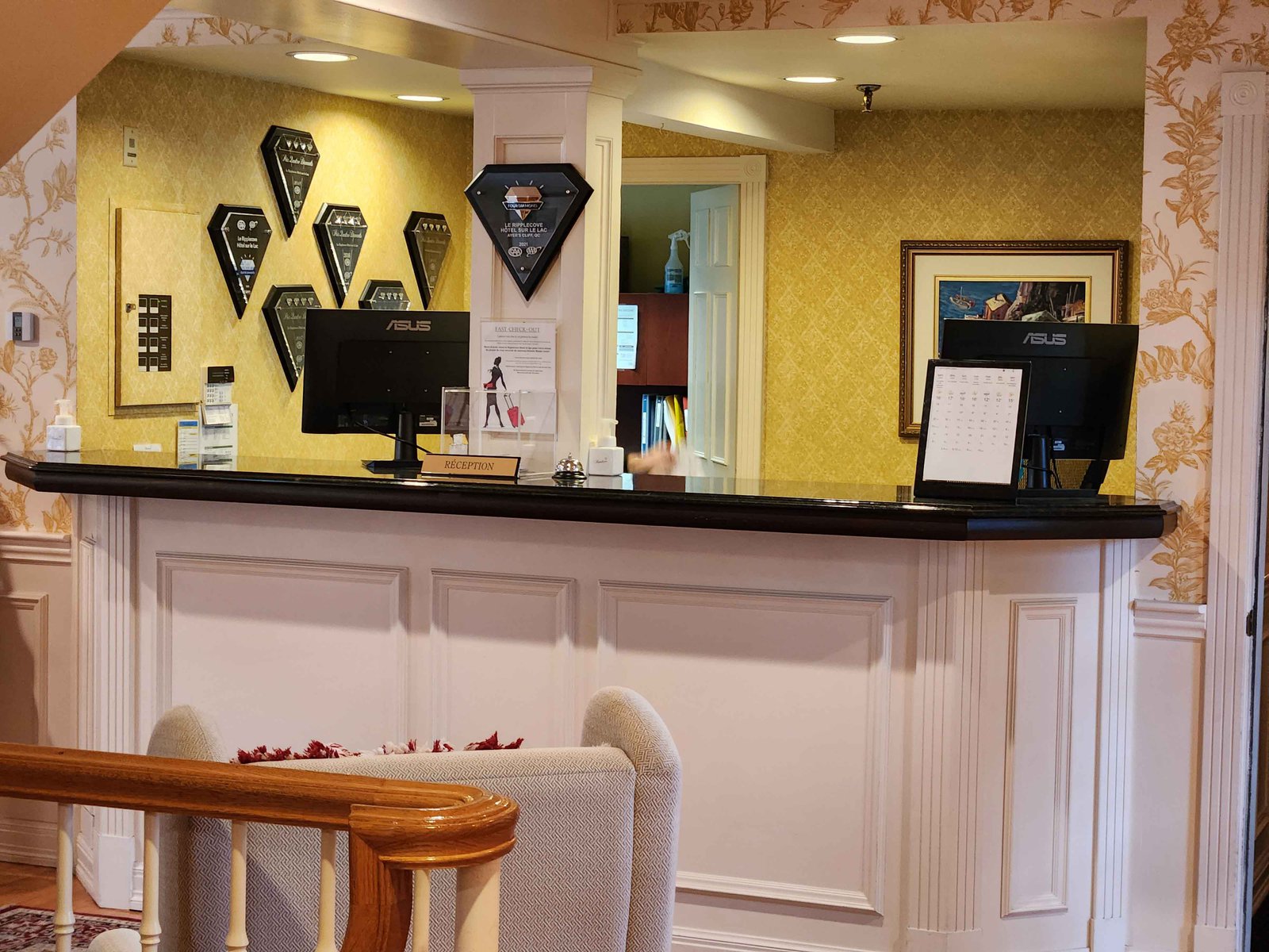 Review: Ripplecove Hotel & Spa Eastern Townships, Quebec - Ripplecove Hotel Reception -2-