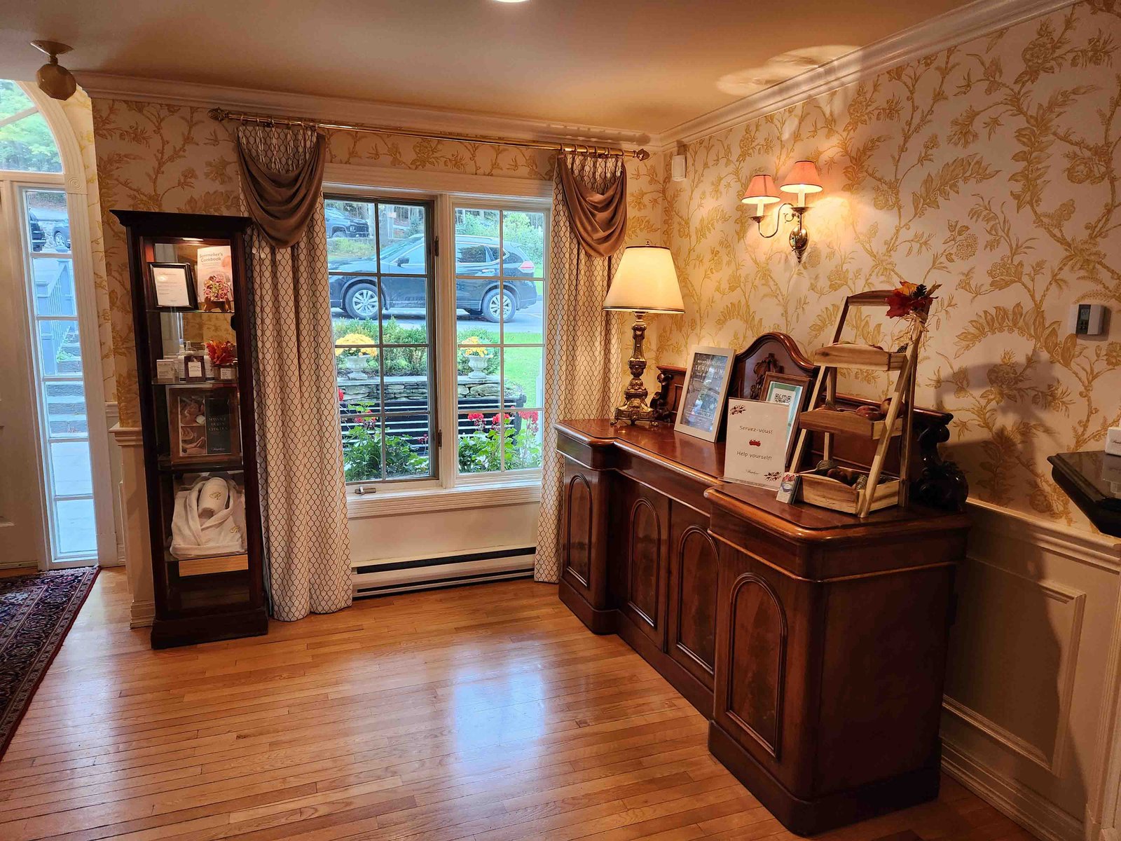 Review: Ripplecove Hotel & Spa Eastern Townships, Quebec - Ripplecove Hotel Reception -6-