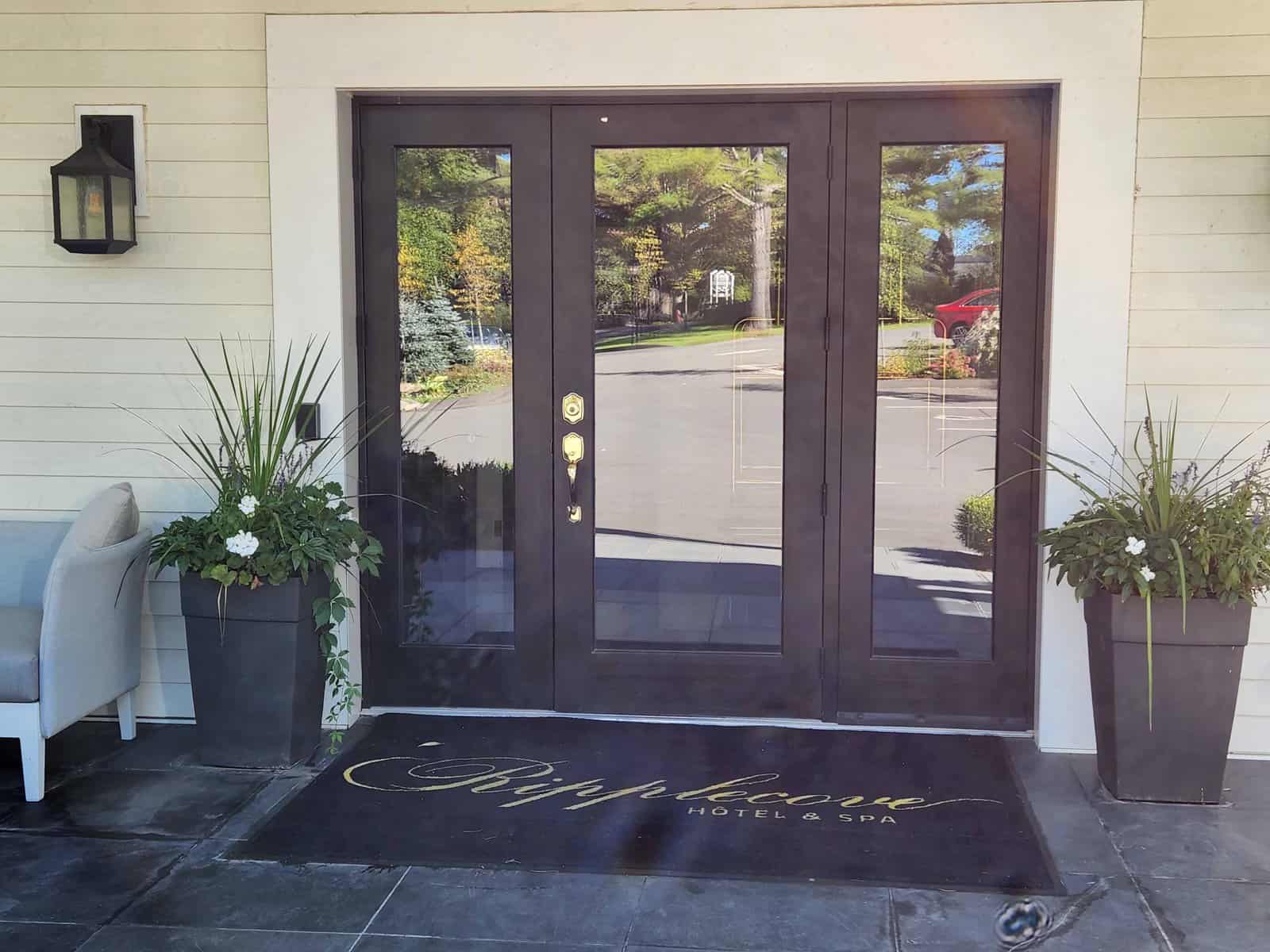 Review: Ripplecove Hotel & Spa Eastern Townships, Quebec - Ripplecove Hotel Room -2-