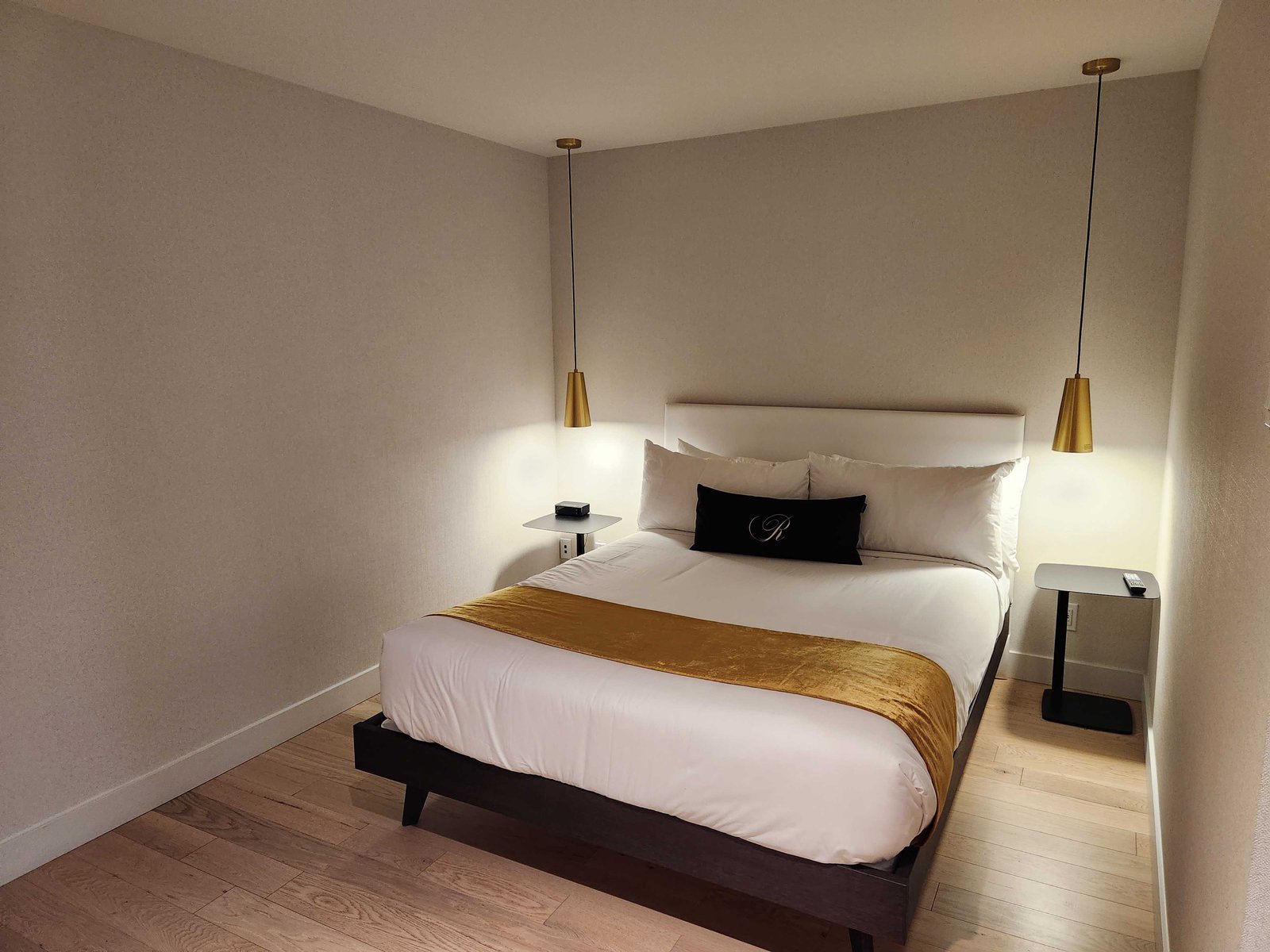 Review: Ripplecove Hotel & Spa Eastern Townships, Quebec - Ripplecove Hotel Room -22-