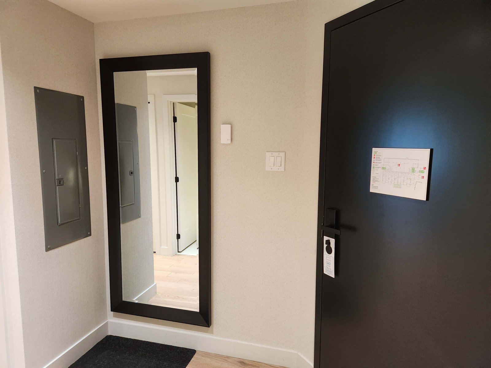 Review: Ripplecove Hotel & Spa Eastern Townships, Quebec - Ripplecove Hotel Room -24-
