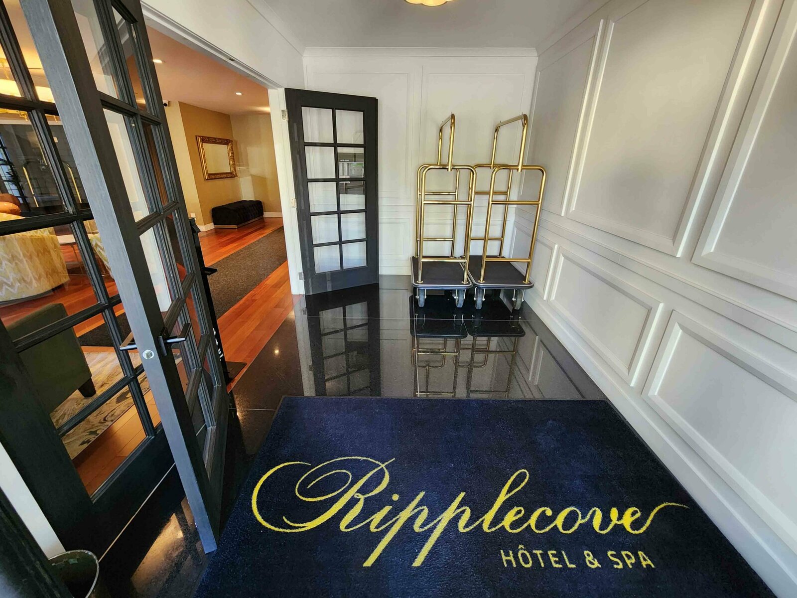 Ripplecove Hotel Room -3-
