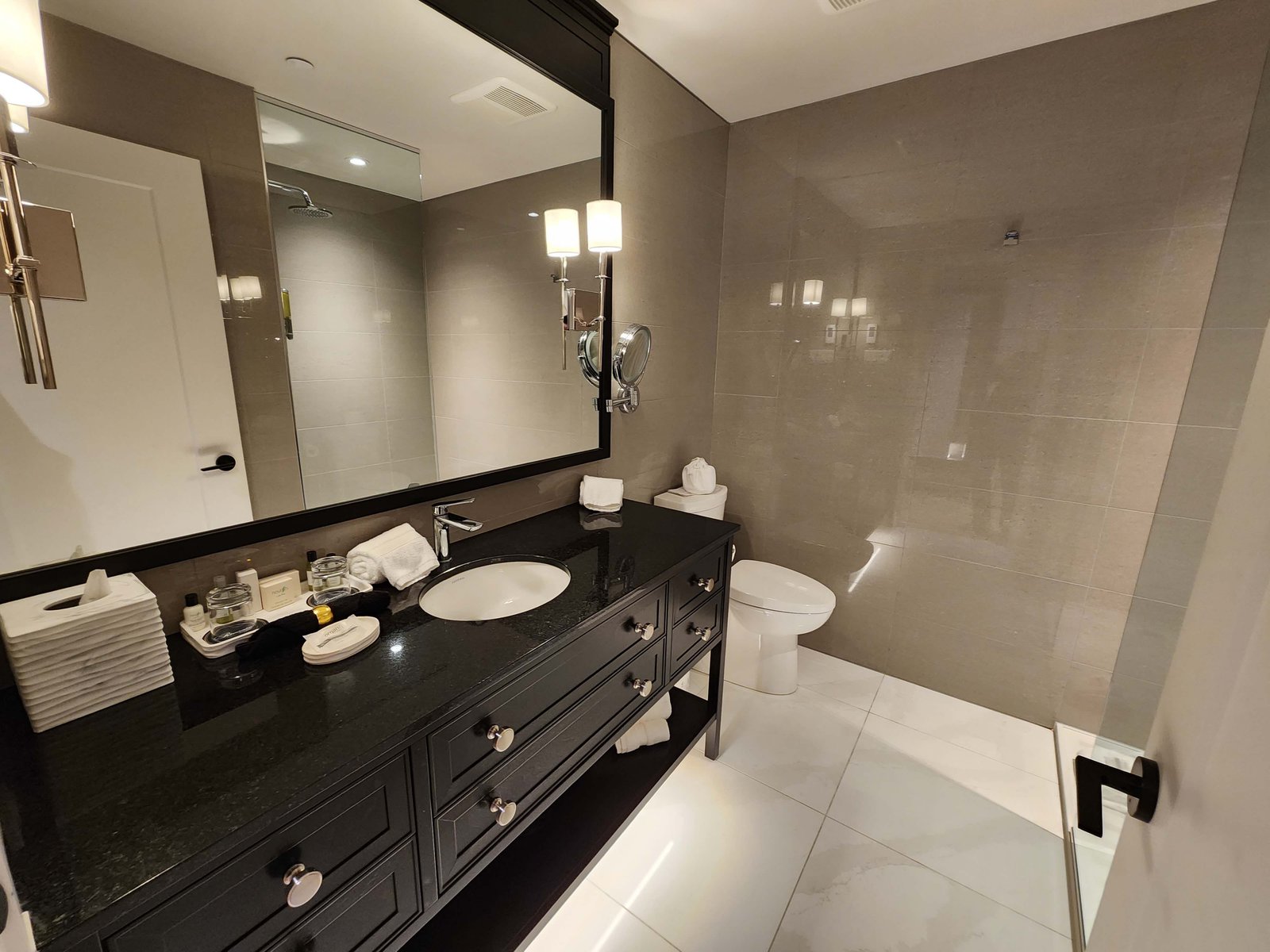 Review: Ripplecove Hotel & Spa Eastern Townships, Quebec - Ripplecove Hotel Room -30-
