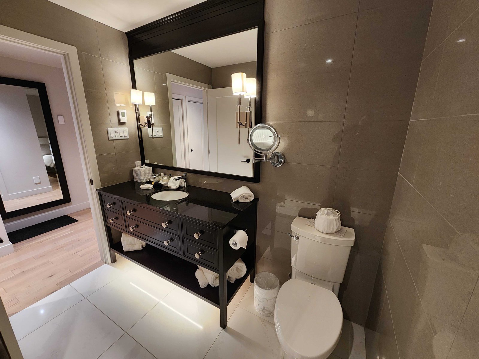 Review: Ripplecove Hotel & Spa Eastern Townships, Quebec - Ripplecove Hotel Room -31-