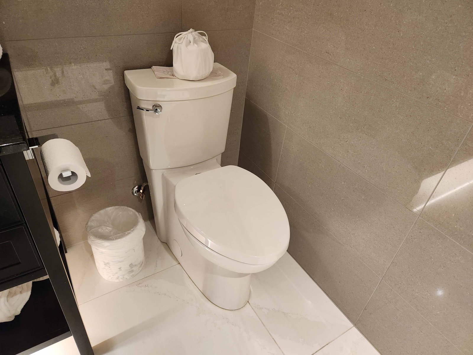 Review: Ripplecove Hotel & Spa Eastern Townships, Quebec - Ripplecove Hotel Room -32-