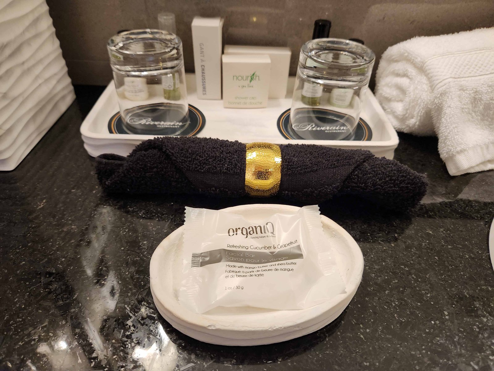 Review: Ripplecove Hotel & Spa Eastern Townships, Quebec - Ripplecove Hotel Room -36-