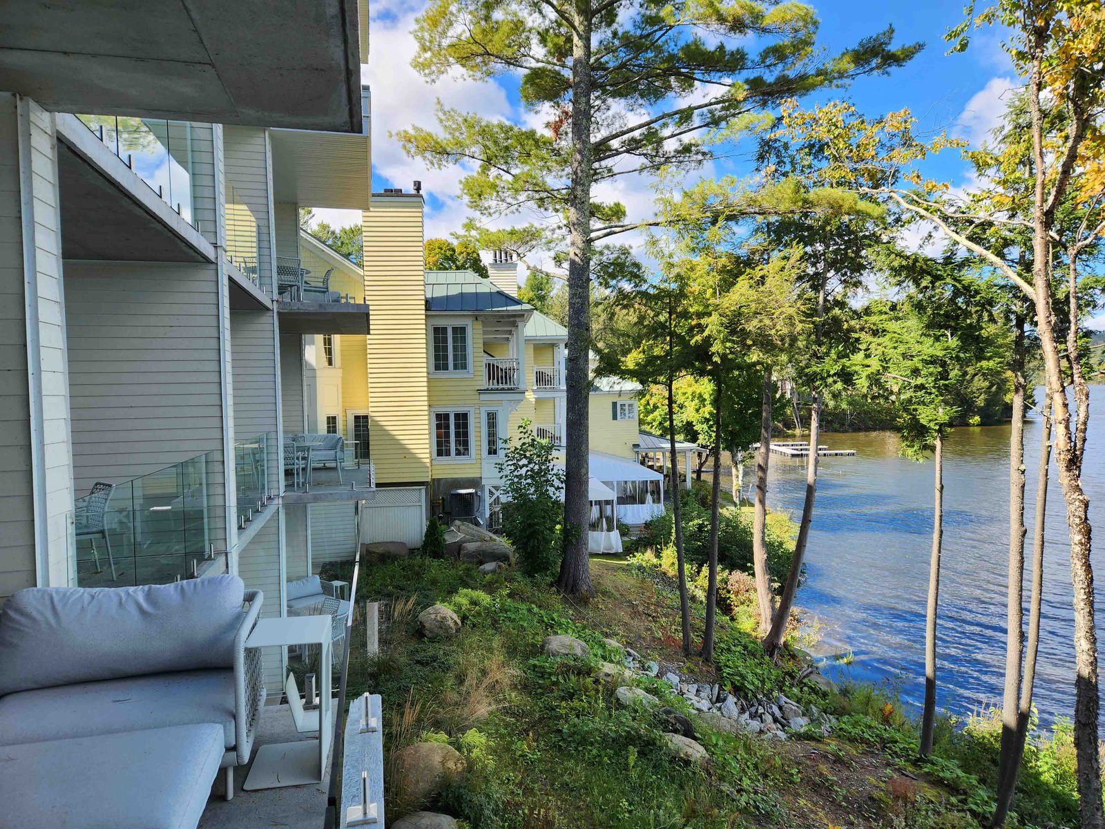 Review: Ripplecove Hotel & Spa Eastern Townships, Quebec - Ripplecove Hotel Room -39-