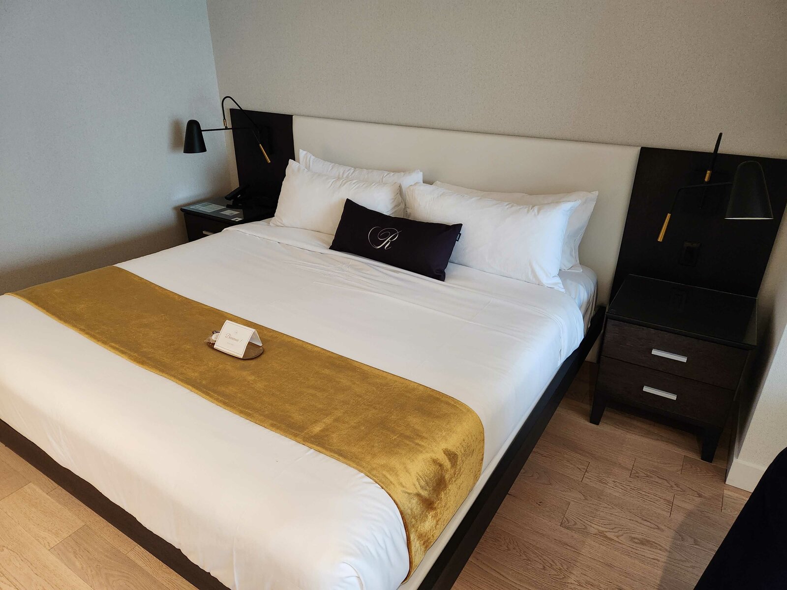 Review: Ripplecove Hotel & Spa Eastern Townships, Quebec - Ripplecove Hotel Room -7-