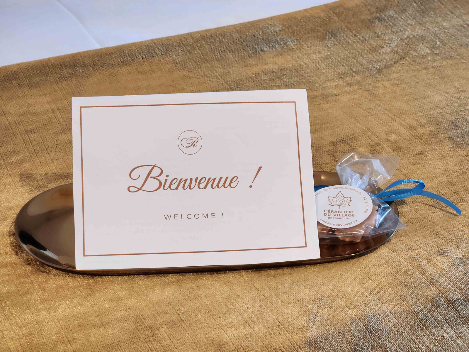 Review: Ripplecove Hotel & Spa Eastern Townships, Quebec - Ripplecove Hotel Room -8-