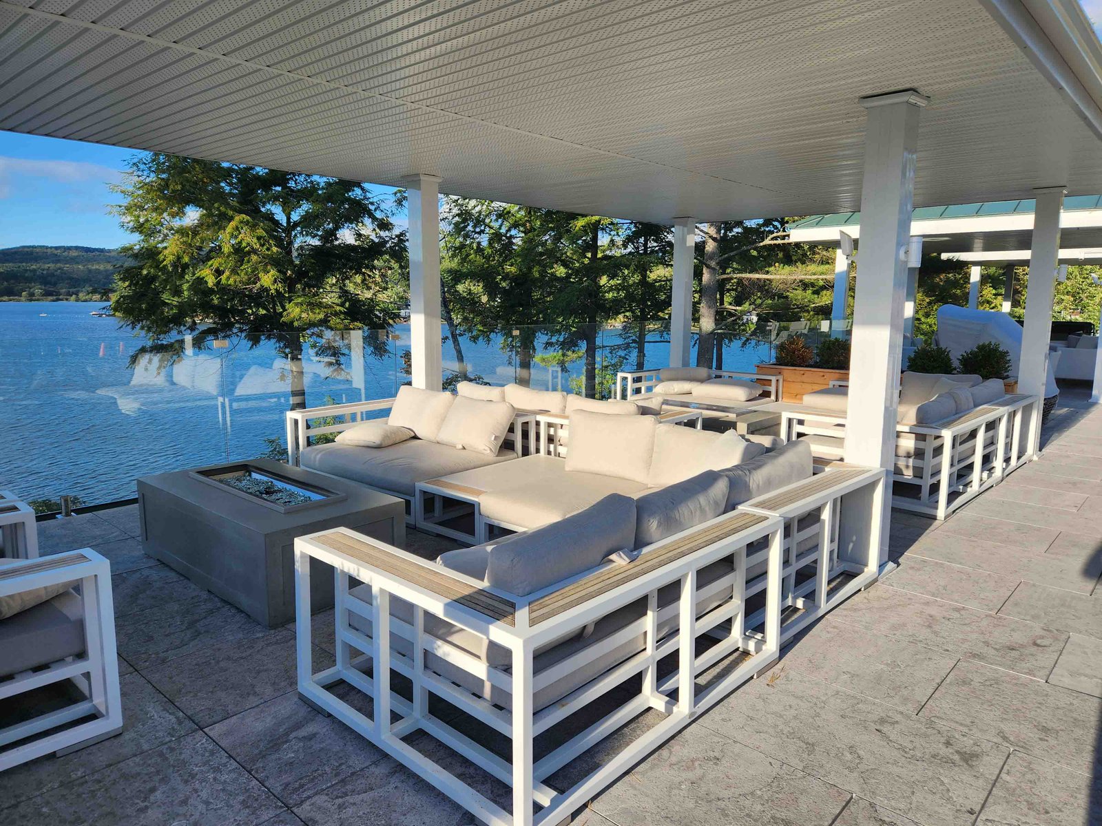 Review: Ripplecove Hotel & Spa Eastern Townships, Quebec - Ripplecove Hotel Terrace -1-