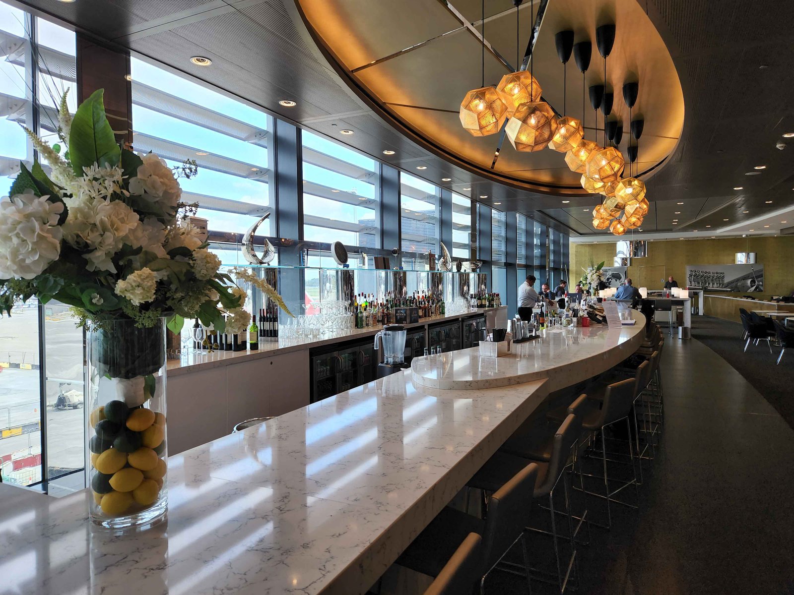 Review: United Club Lounge - London Heathrow Terminal 2B - United Polaris Heathrow T2B Bar -1-