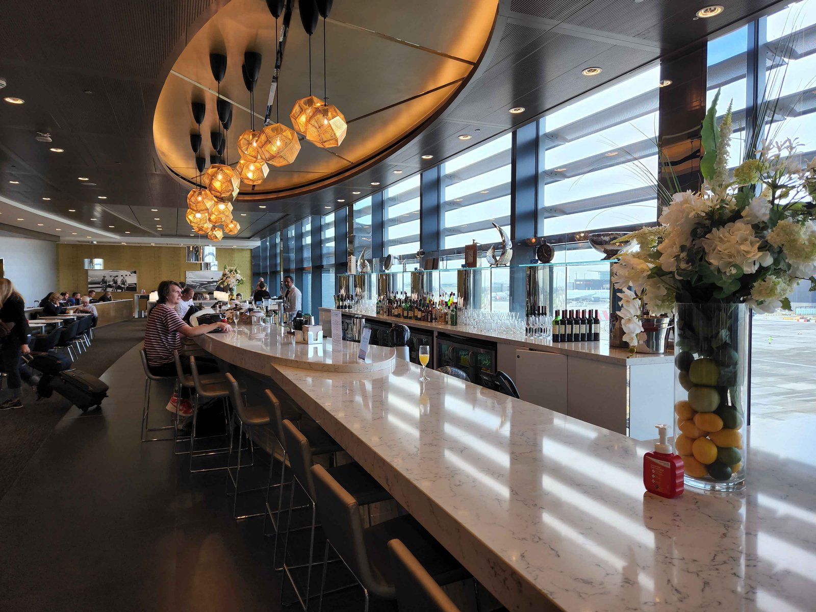 Review: United Club Lounge - London Heathrow Terminal 2B - United Polaris Heathrow T2B Bar -2-