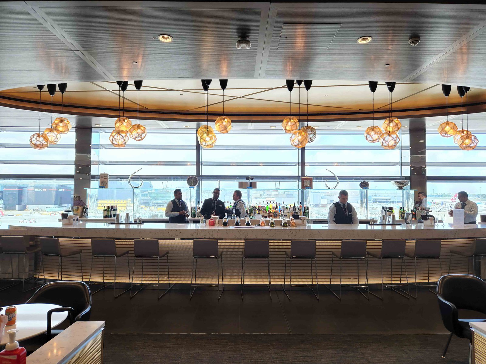 Review: United Club Lounge - London Heathrow Terminal 2B - United Polaris Heathrow T2B Bar -3-