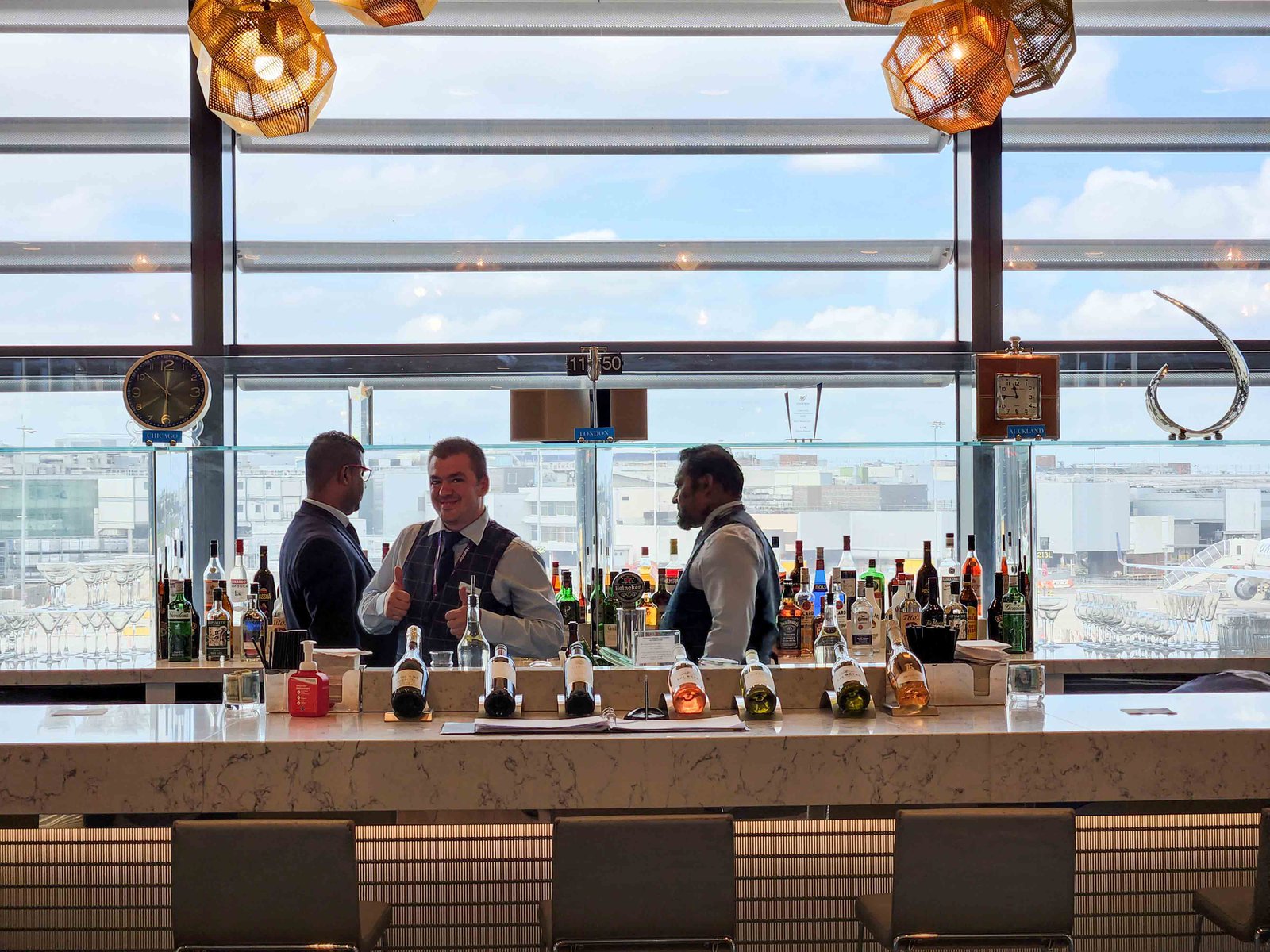 Review: United Club Lounge - London Heathrow Terminal 2B - United Polaris Heathrow T2B Bar -4-