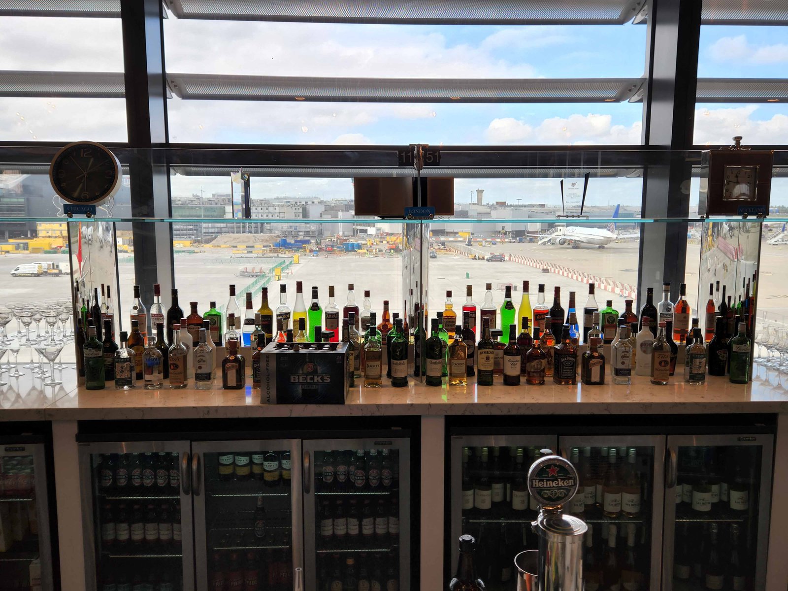 Review: United Club Lounge - London Heathrow Terminal 2B - United Polaris Heathrow T2B Bar -5-