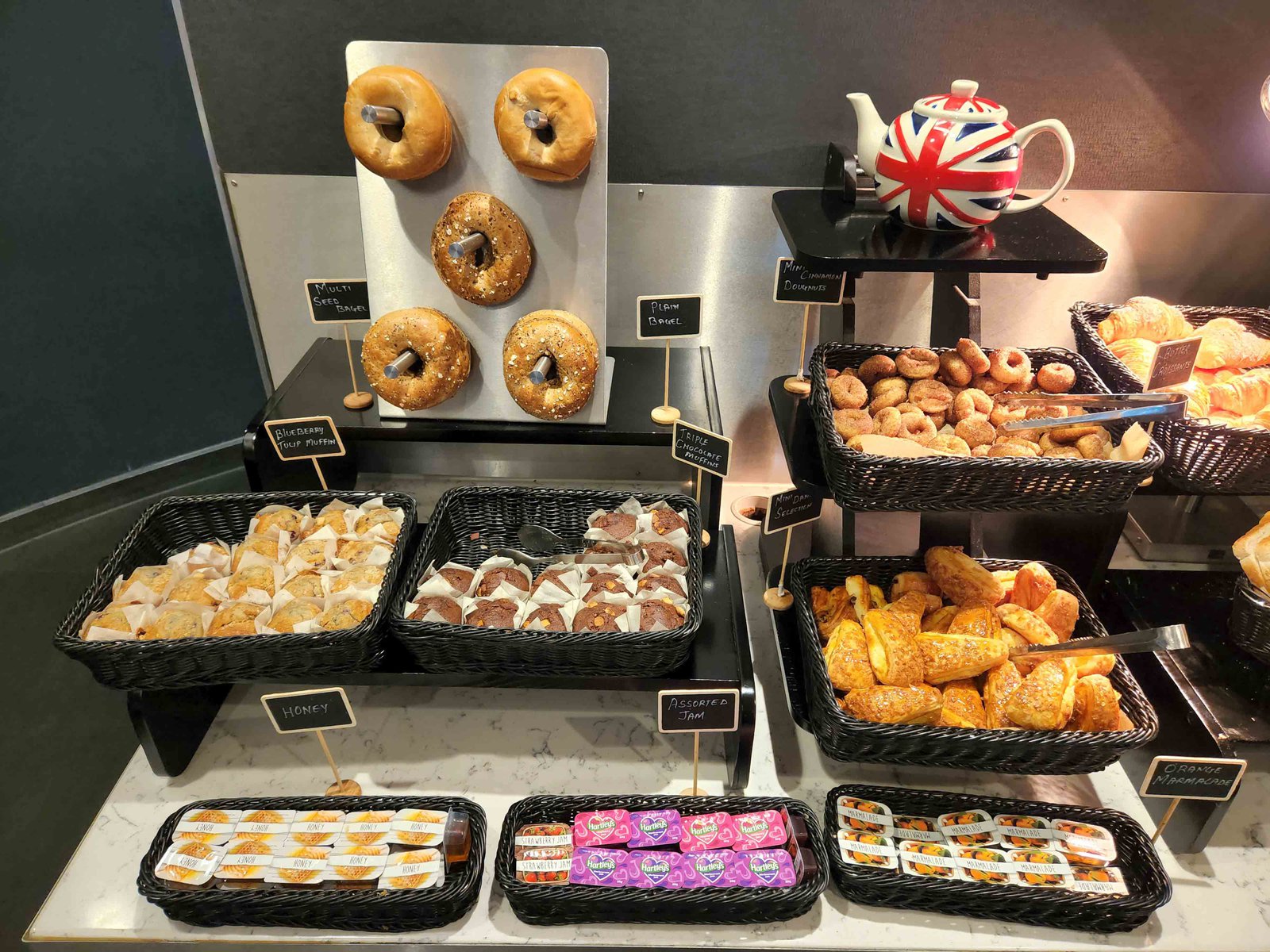 Review: United Club Lounge - London Heathrow Terminal 2B - United Polaris Heathrow T2B Food Drinks -10-