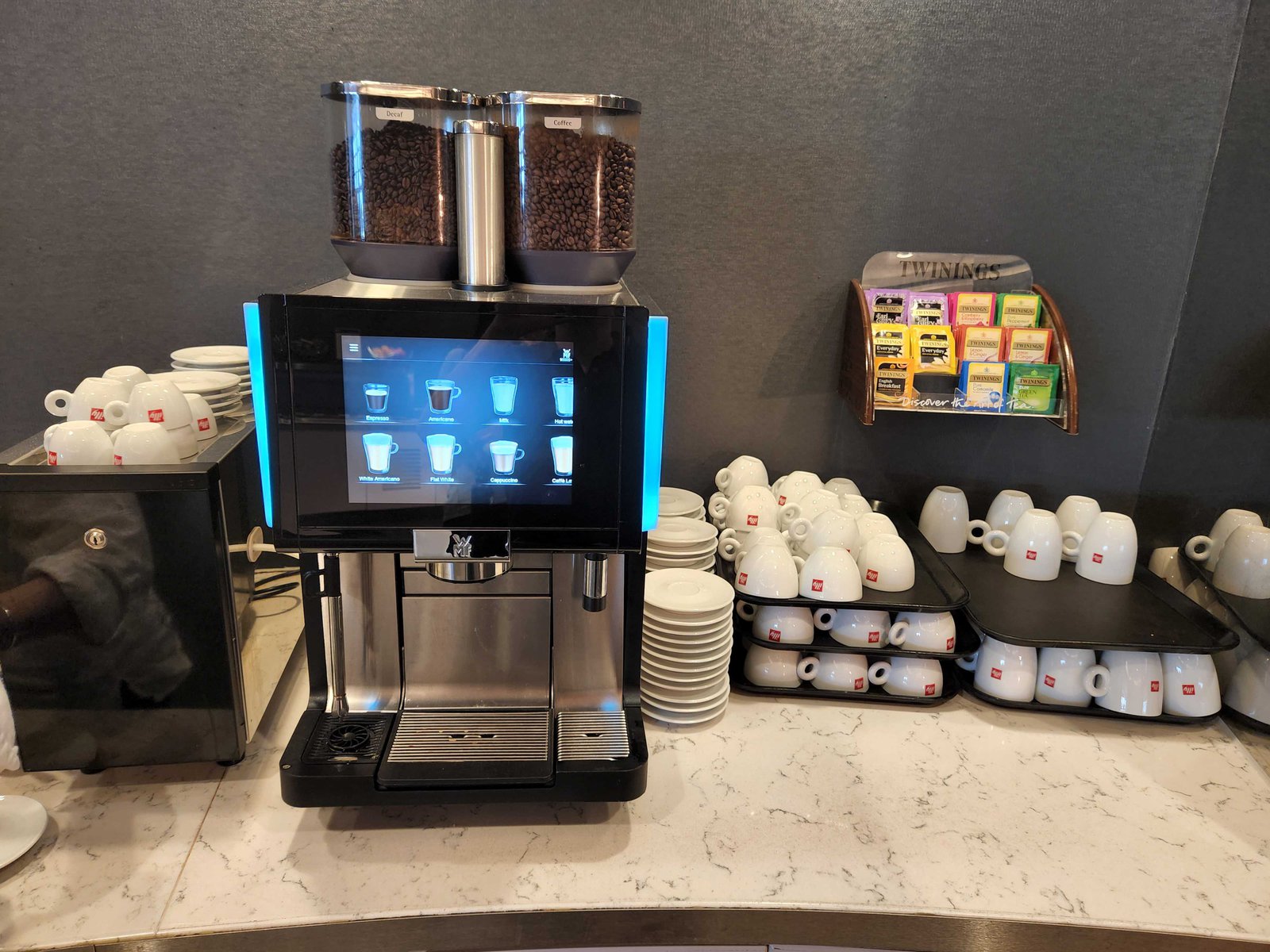 Review: United Club Lounge - London Heathrow Terminal 2B - United Polaris Heathrow T2B Food Drinks -11-