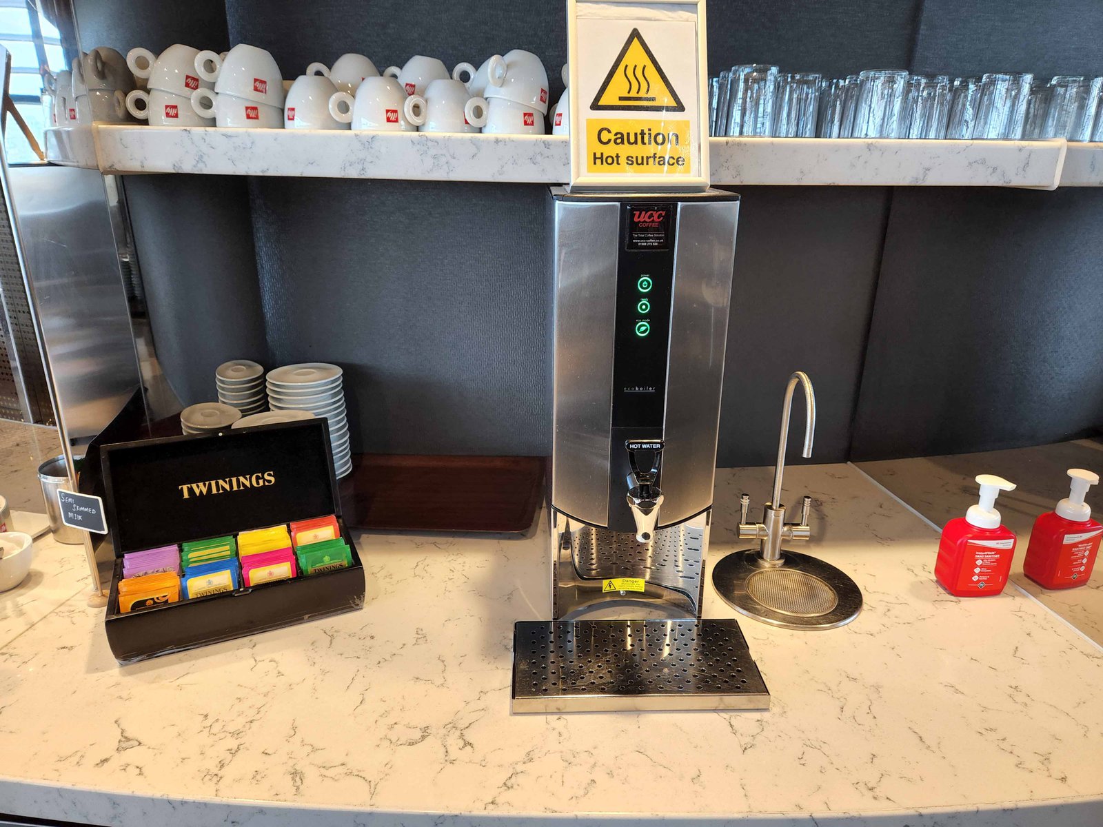 Review: United Club Lounge - London Heathrow Terminal 2B - United Polaris Heathrow T2B Food Drinks -17-