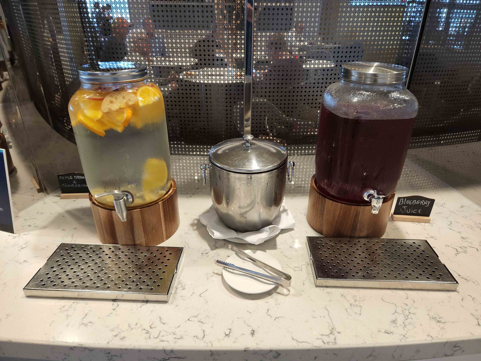 Review: United Club Lounge - London Heathrow Terminal 2B - United Polaris Heathrow T2B Food Drinks -19-