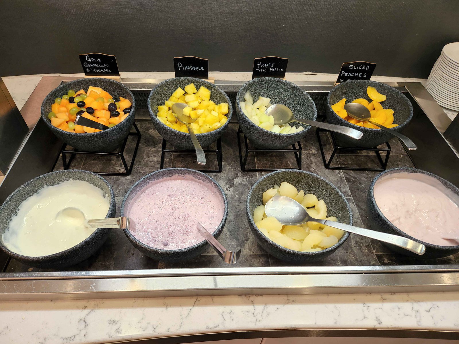 Review: United Club Lounge - London Heathrow Terminal 2B - United Polaris Heathrow T2B Food Drinks -6-