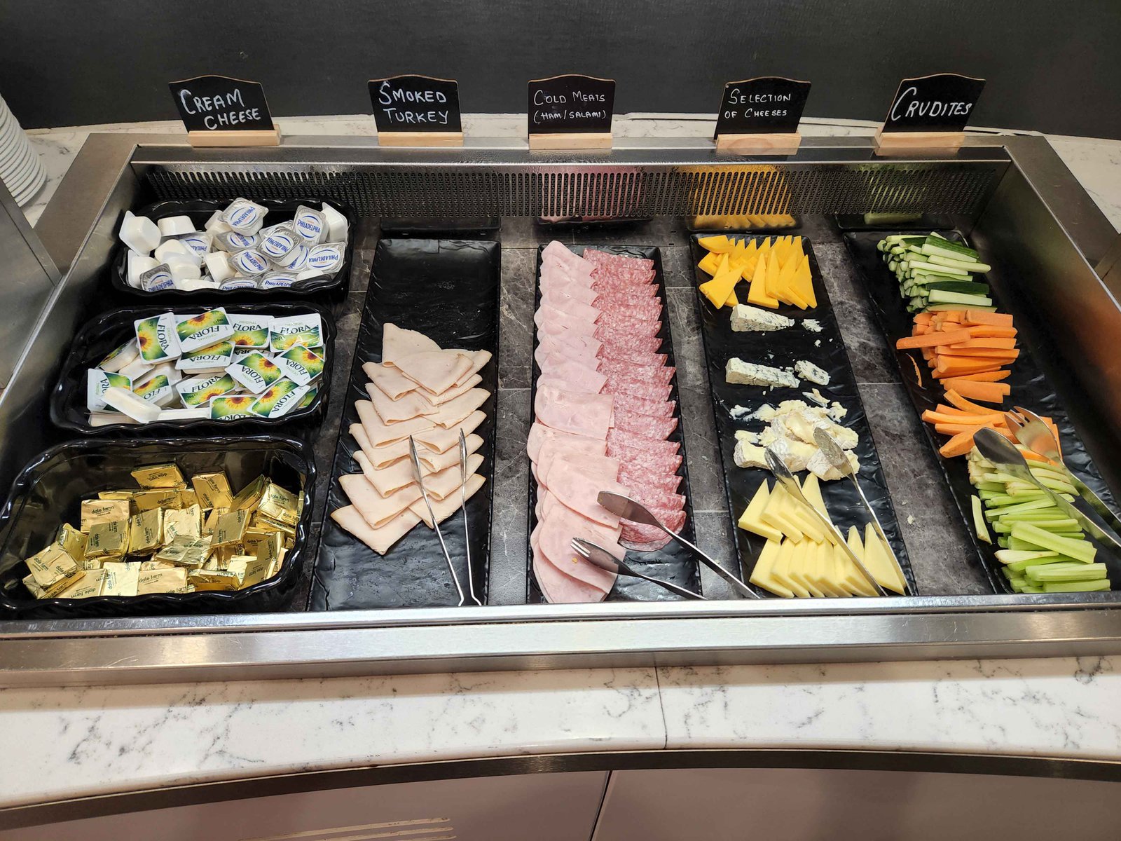 Review: United Club Lounge - London Heathrow Terminal 2B - United Polaris Heathrow T2B Food Drinks -7-